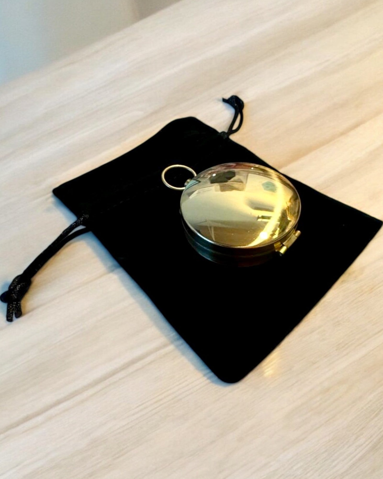 Vandtæt Messingkompas med Glødeffekt - Uundværlig til Vandreture og Camping, personliggørelse med gravering