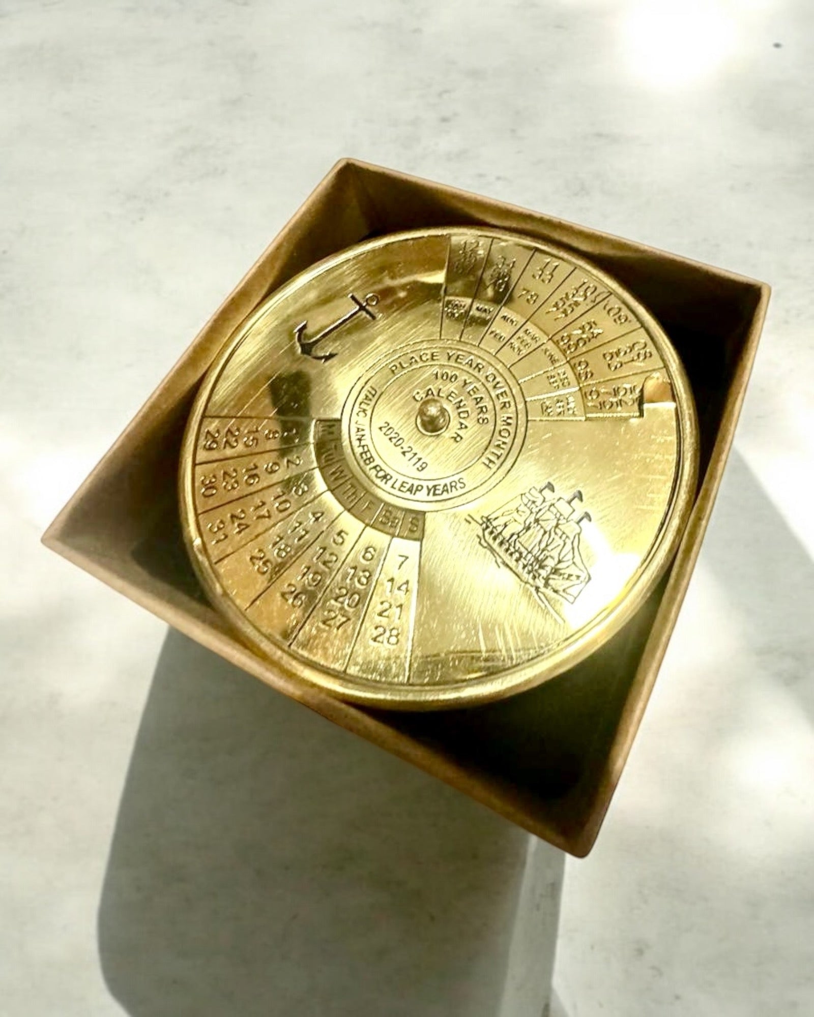 Kalendarium for Evigheden "Morski Żagiel" – Messing 100-års Kalender - mulighed for gravering som gave