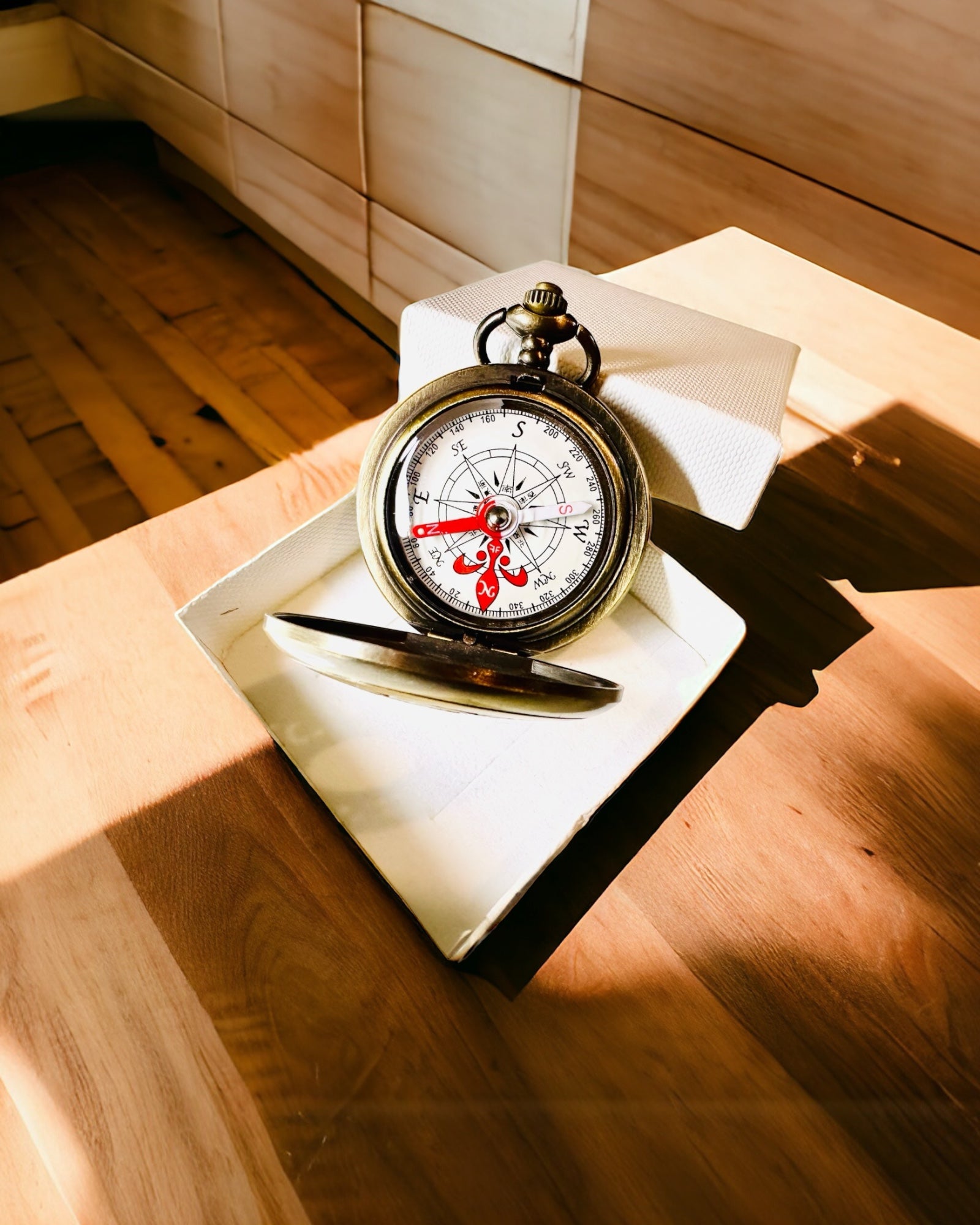 Vintage Navigationskompas med Filigranmønster – brun-guld farve