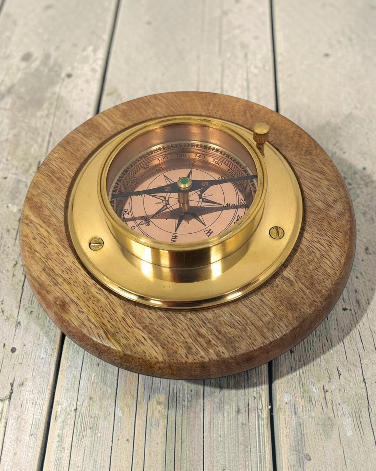 Elegant dekorativt kompas med messingfinish, personlig gravering, 15 cm, ideel gave til rejselystne, lavet af træ og glas