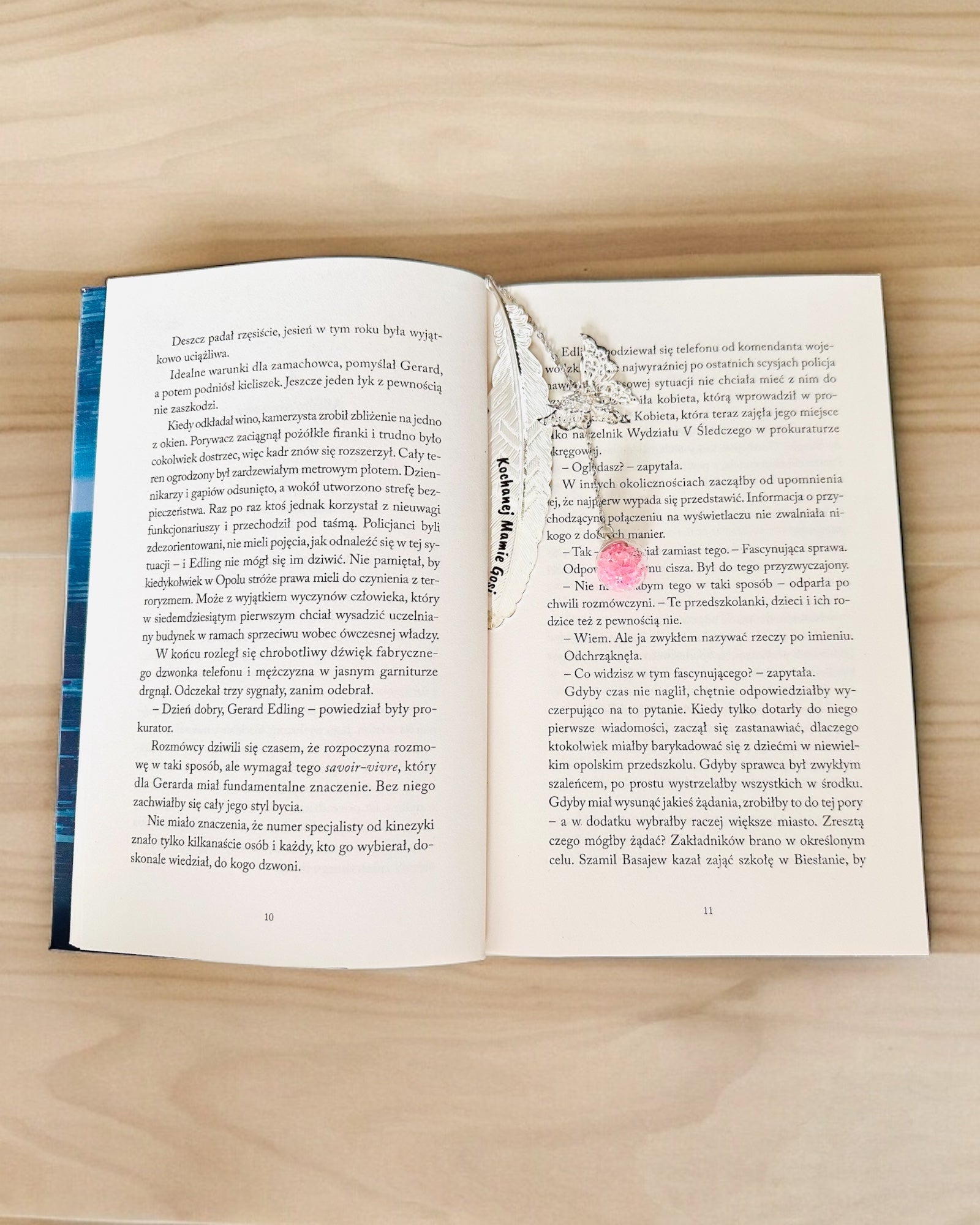 Kreativ Bogmærke i Retro Stil med Fjer- og Sommerfuglemotiv – Elegant Reklamegave, Farve Sølv/Blå