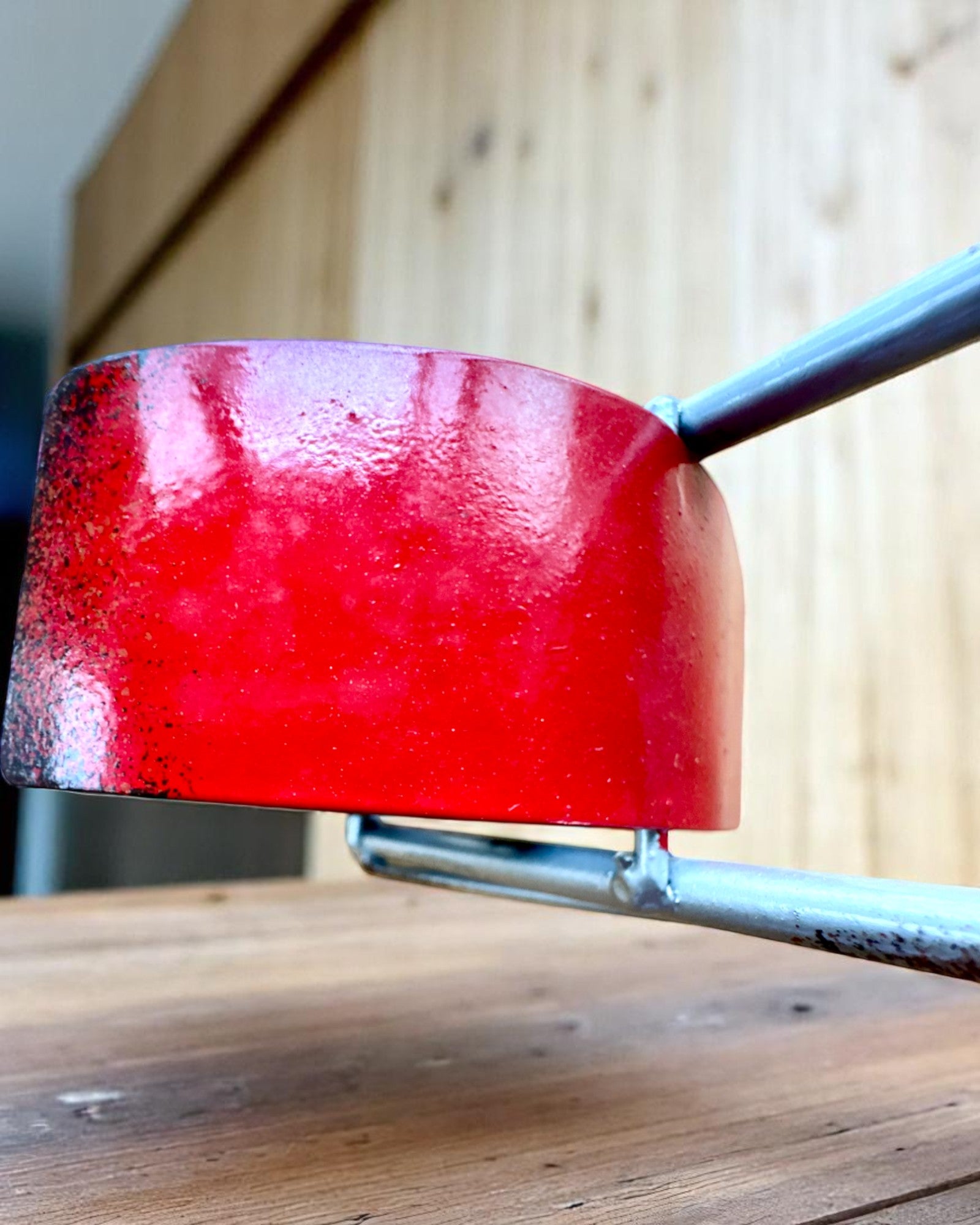 Metalvinreol 40 cm lang, formet som en motorcykel med mulighed for gravering som gave