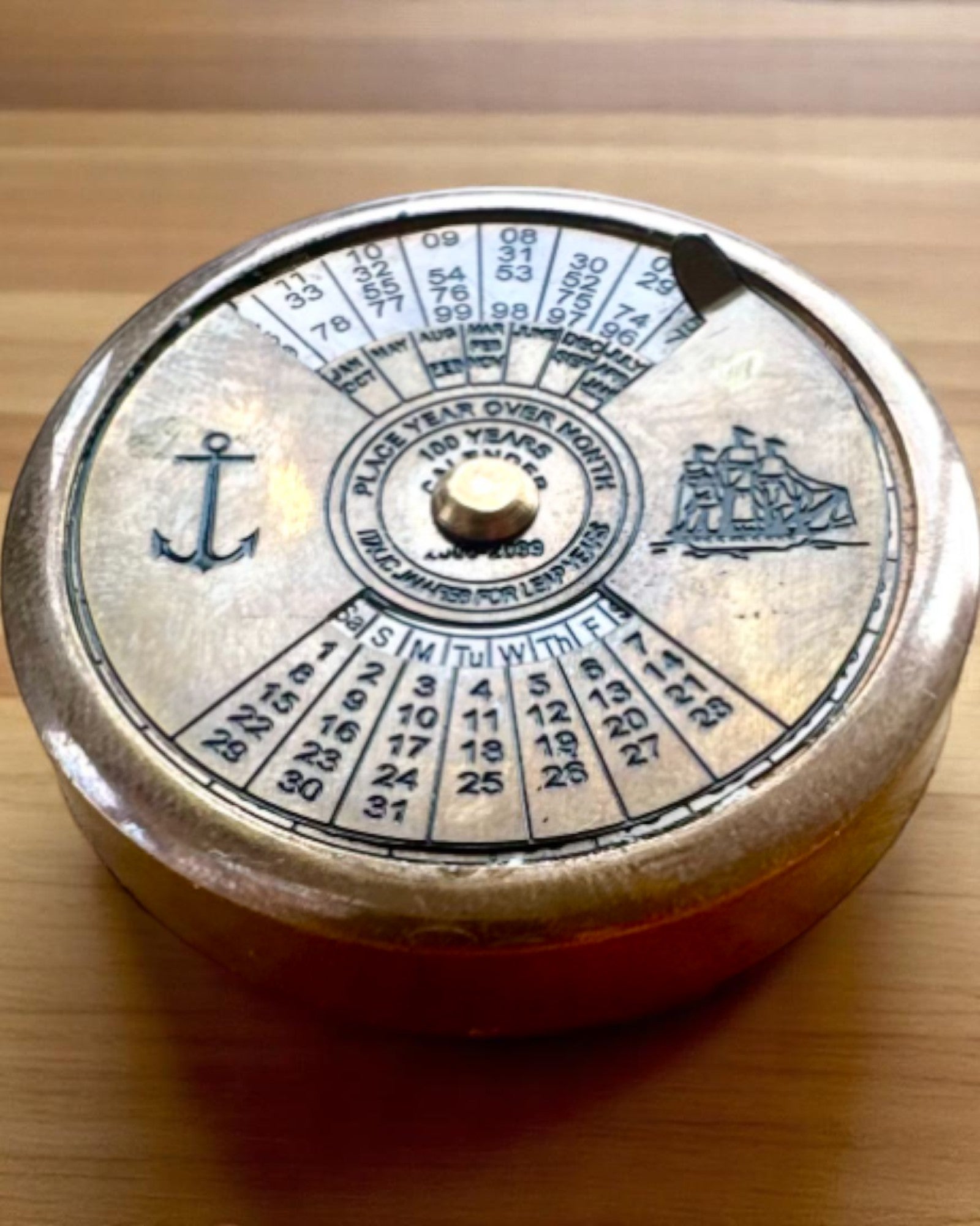 Mini Kaptajnskalender "Navigator" – messingdekoration med sejladsens sjæl, mulighed for gravering som gave, 5 cm i diameter