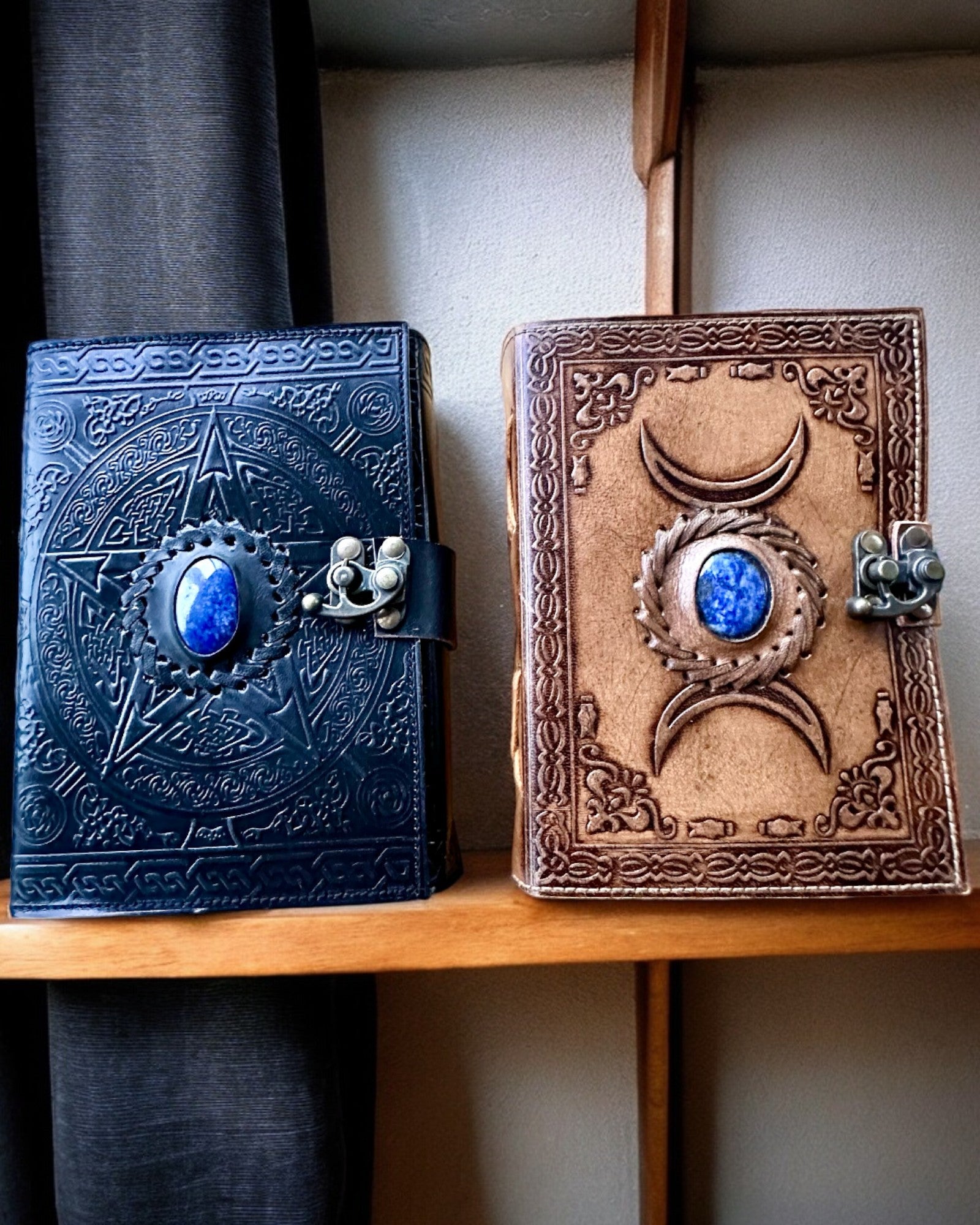 Premium Dagbog, Antik mønster, Lædernotebook "Magisk Krønike" 200 sider, 2 varianter at vælge imellem, personalisering med gravering