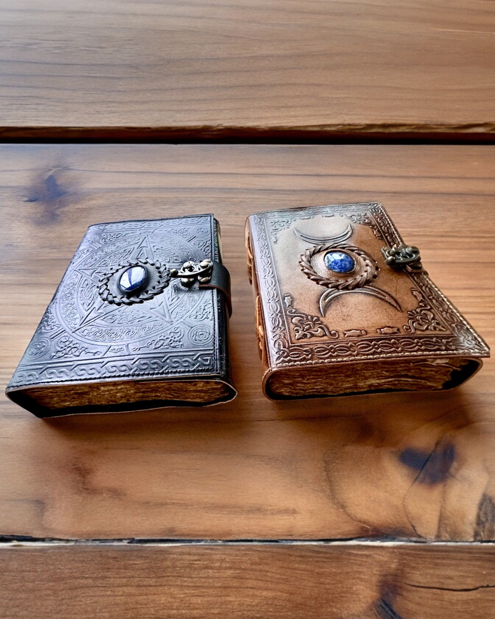 Premium Dagbog, Antik mønster, Lædernotebook "Magisk Krønike" 200 sider, 2 varianter at vælge imellem, personalisering med gravering