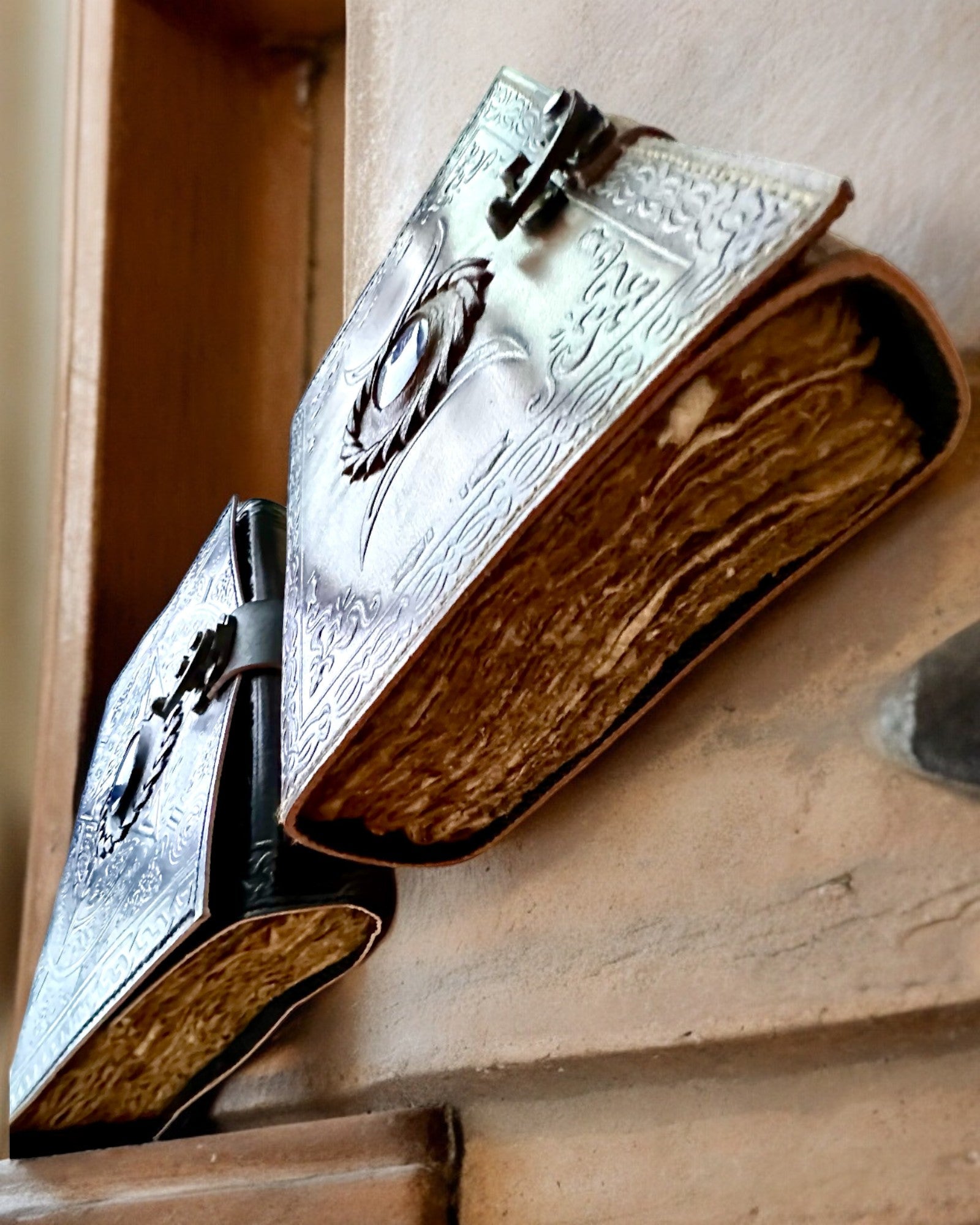 Premium Dagbog, Antik mønster, Lædernotebook "Magisk Krønike" 200 sider, 2 varianter at vælge imellem, personalisering med gravering