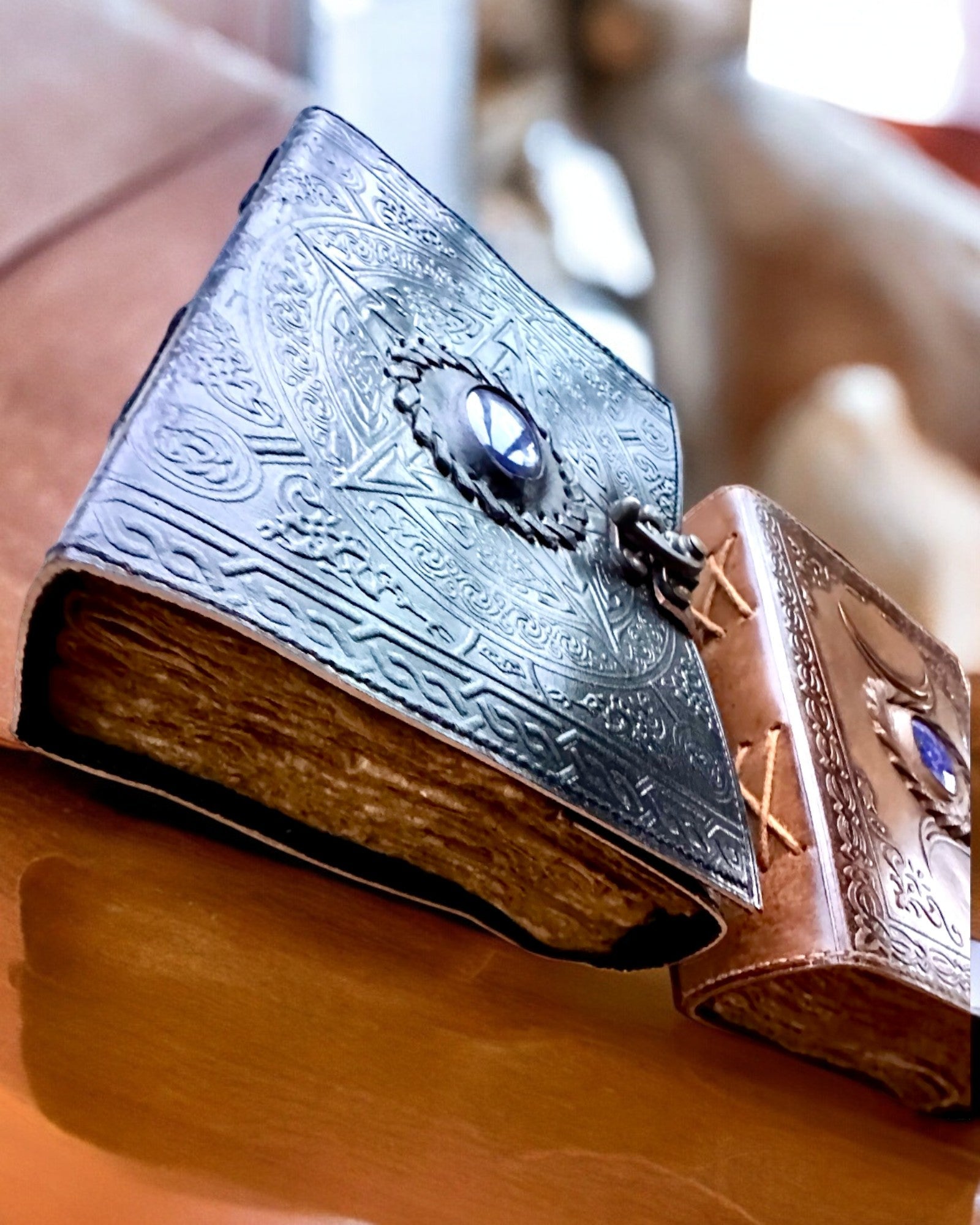 Premium Dagbog, Antik mønster, Lædernotebook "Magisk Krønike" 200 sider, 2 varianter at vælge imellem, personalisering med gravering