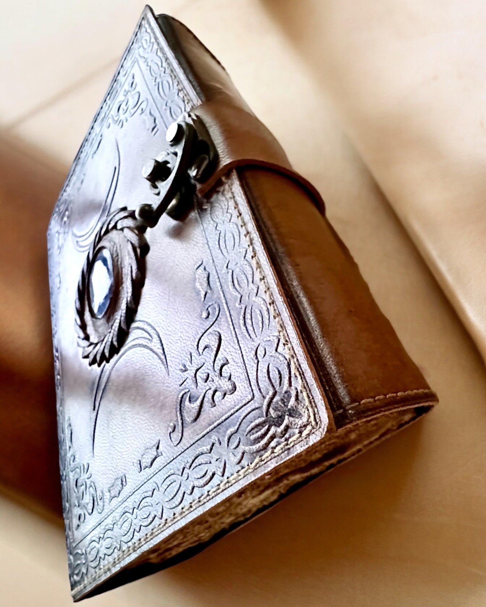 Premium Dagbog, Antik mønster, Lædernotebook "Magisk Krønike" 200 sider, 2 varianter at vælge imellem, personalisering med gravering