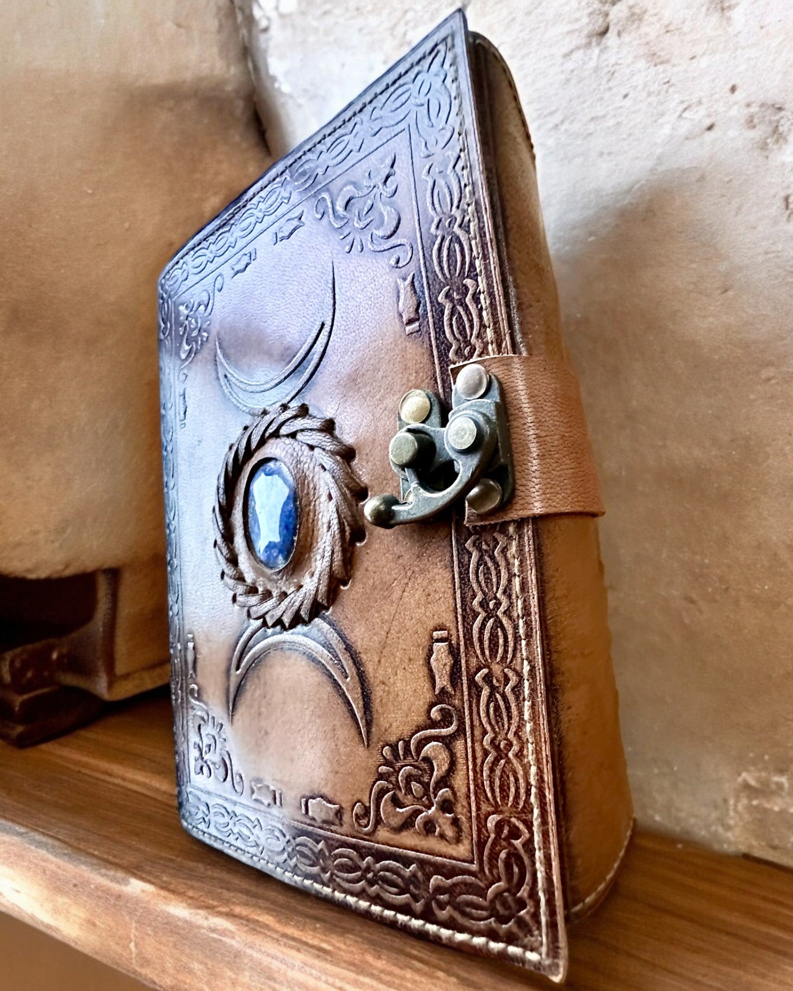 Premium Dagbog, Antik mønster, Lædernotebook "Magisk Krønike" 200 sider, 2 varianter at vælge imellem, personalisering med gravering