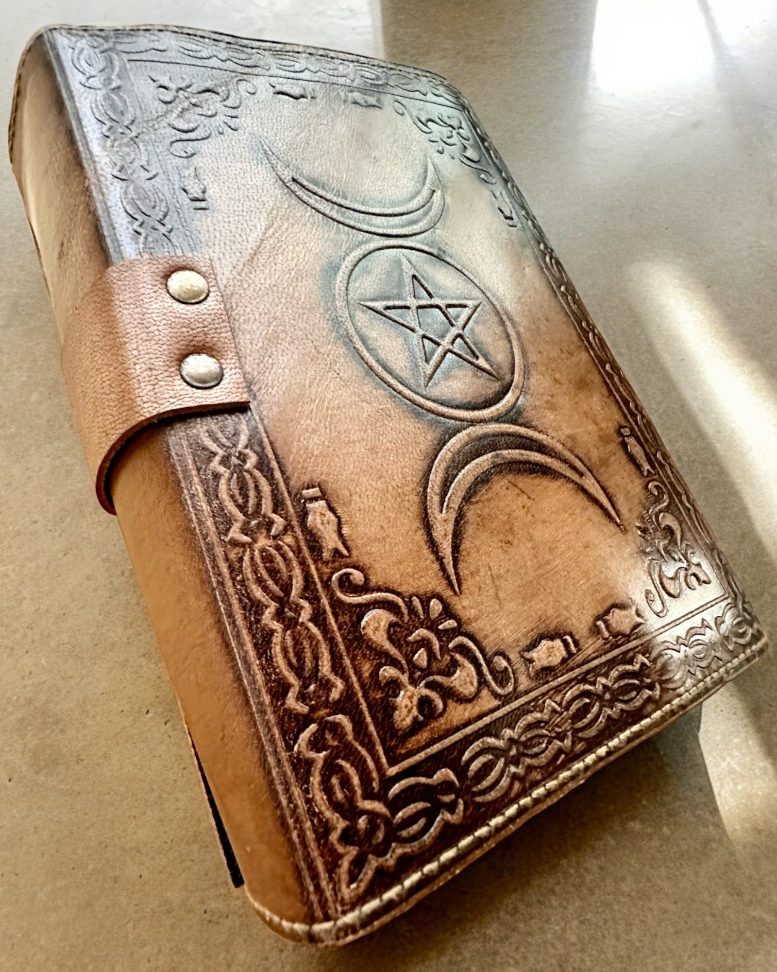 Premium Dagbog, Antik mønster, Lædernotebook "Magisk Krønike" 200 sider, 2 varianter at vælge imellem, personalisering med gravering