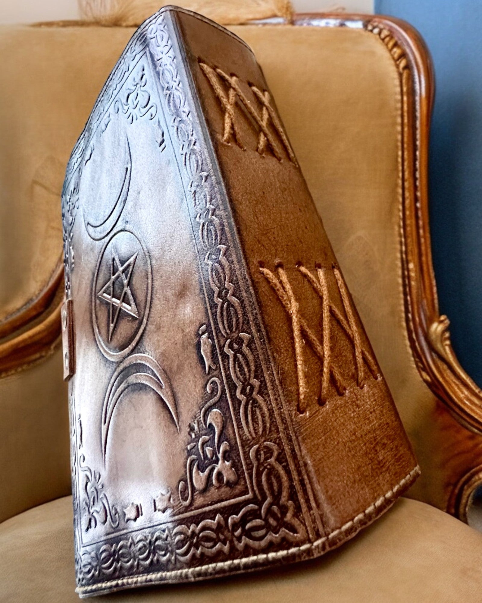 Premium Dagbog, Antik mønster, Lædernotebook "Magisk Krønike" 200 sider, 2 varianter at vælge imellem, personalisering med gravering