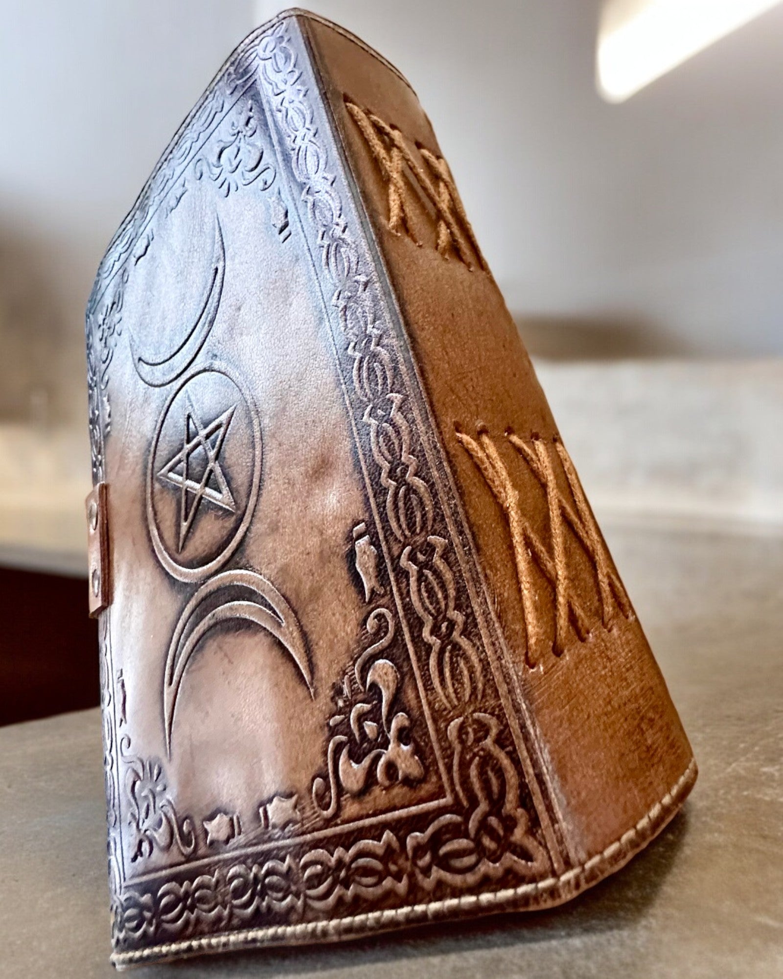 Premium Dagbog, Antik mønster, Lædernotebook "Magisk Krønike" 200 sider, 2 varianter at vælge imellem, personalisering med gravering