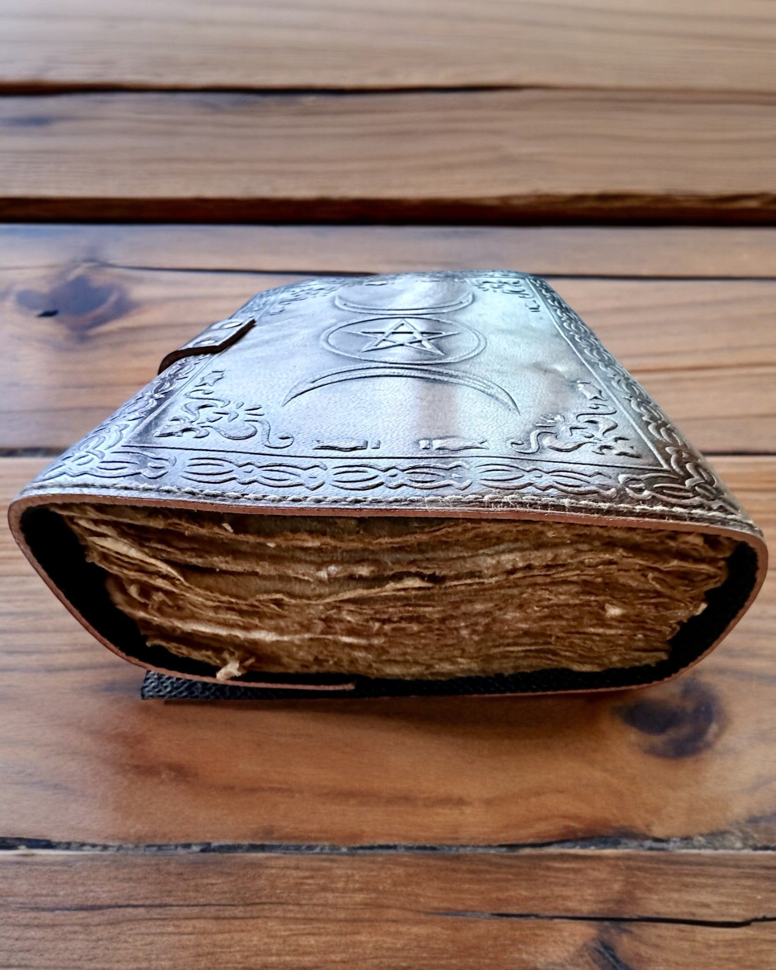 Premium Dagbog, Antik mønster, Lædernotebook "Magisk Krønike" 200 sider, 2 varianter at vælge imellem, personalisering med gravering