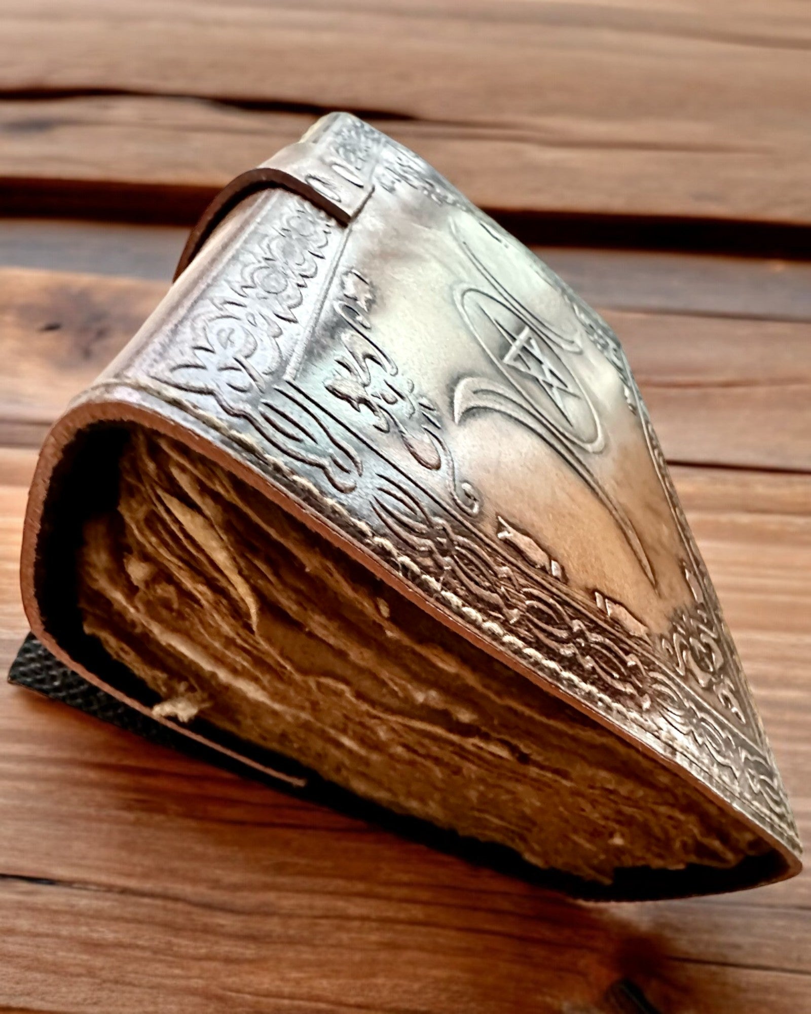 Premium Dagbog, Antik mønster, Lædernotebook "Magisk Krønike" 200 sider, 2 varianter at vælge imellem, personalisering med gravering