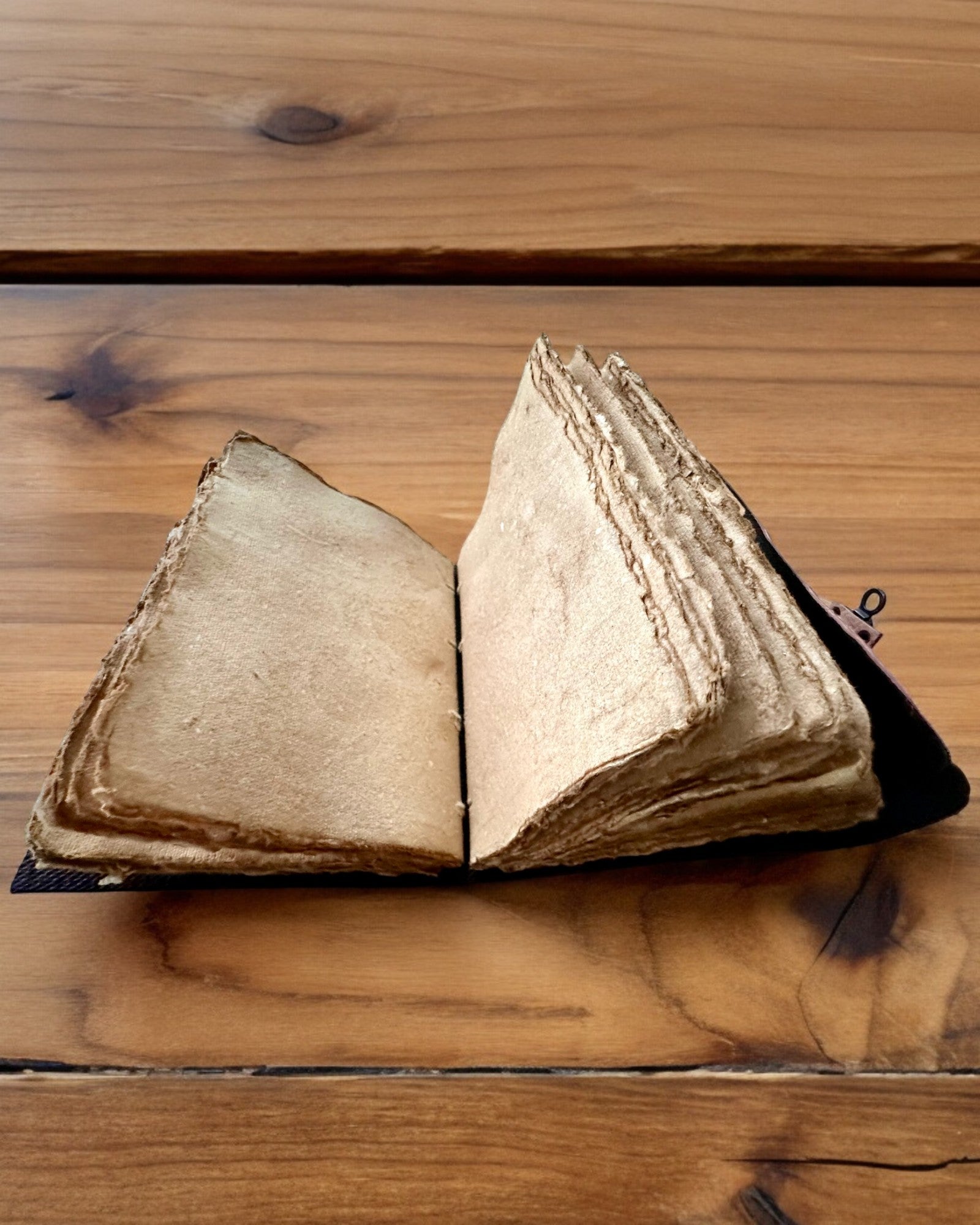 Premium Dagbog, Antik mønster, Lædernotebook "Magisk Krønike" 200 sider, 2 varianter at vælge imellem, personalisering med gravering