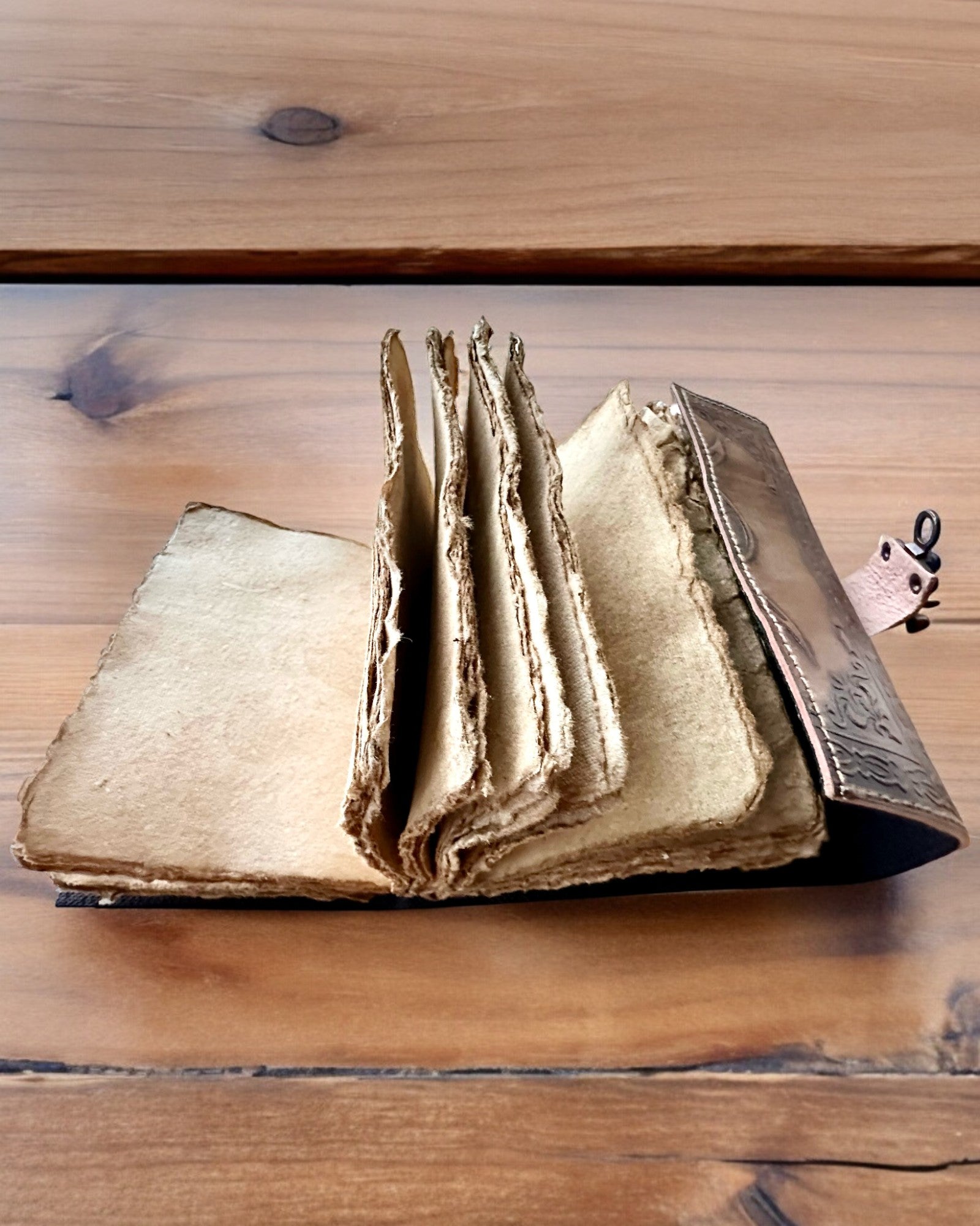 Premium Dagbog, Antik mønster, Lædernotebook "Magisk Krønike" 200 sider, 2 varianter at vælge imellem, personalisering med gravering