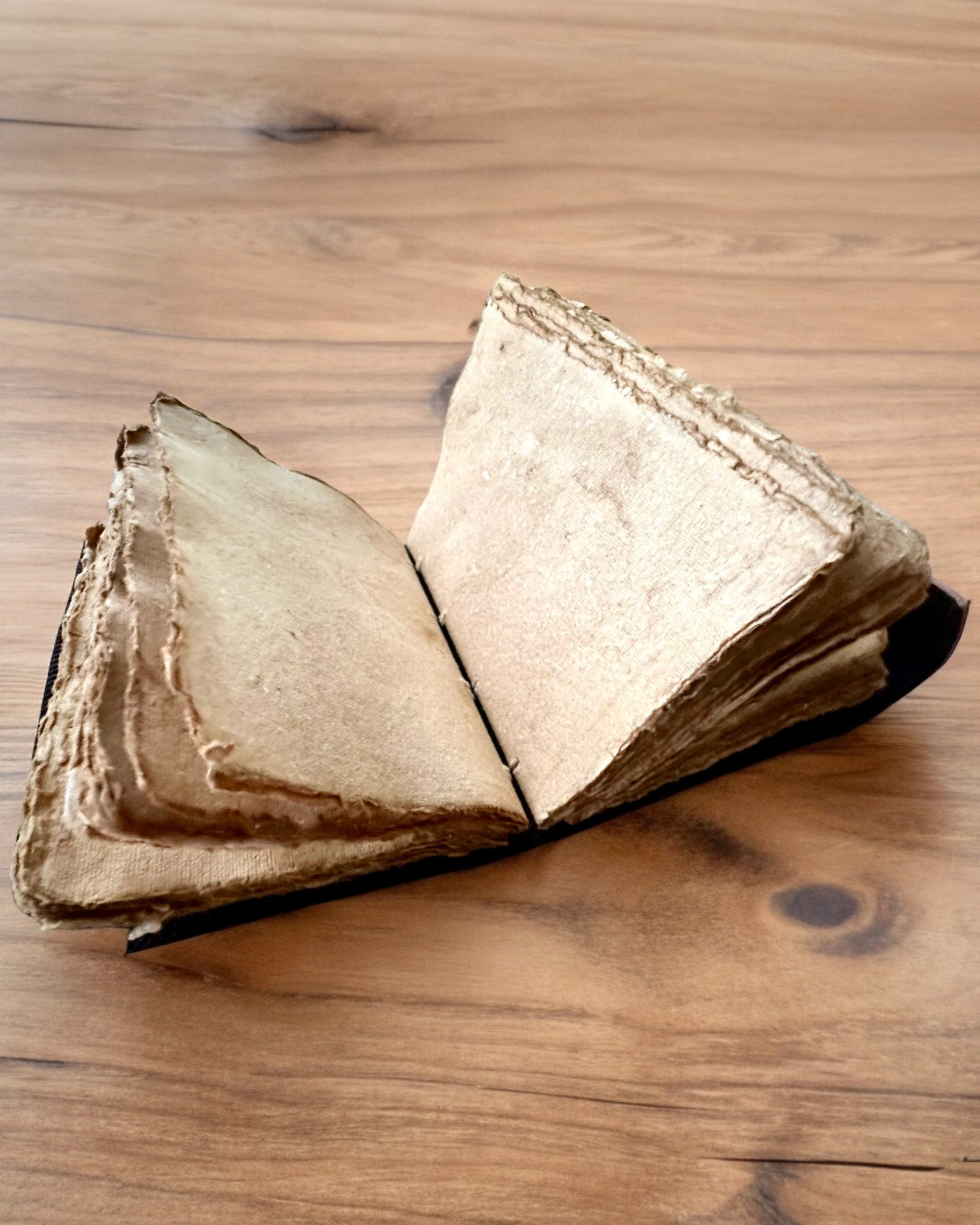 Premium Dagbog, Antik mønster, Lædernotebook "Magisk Krønike" 200 sider, 2 varianter at vælge imellem, personalisering med gravering