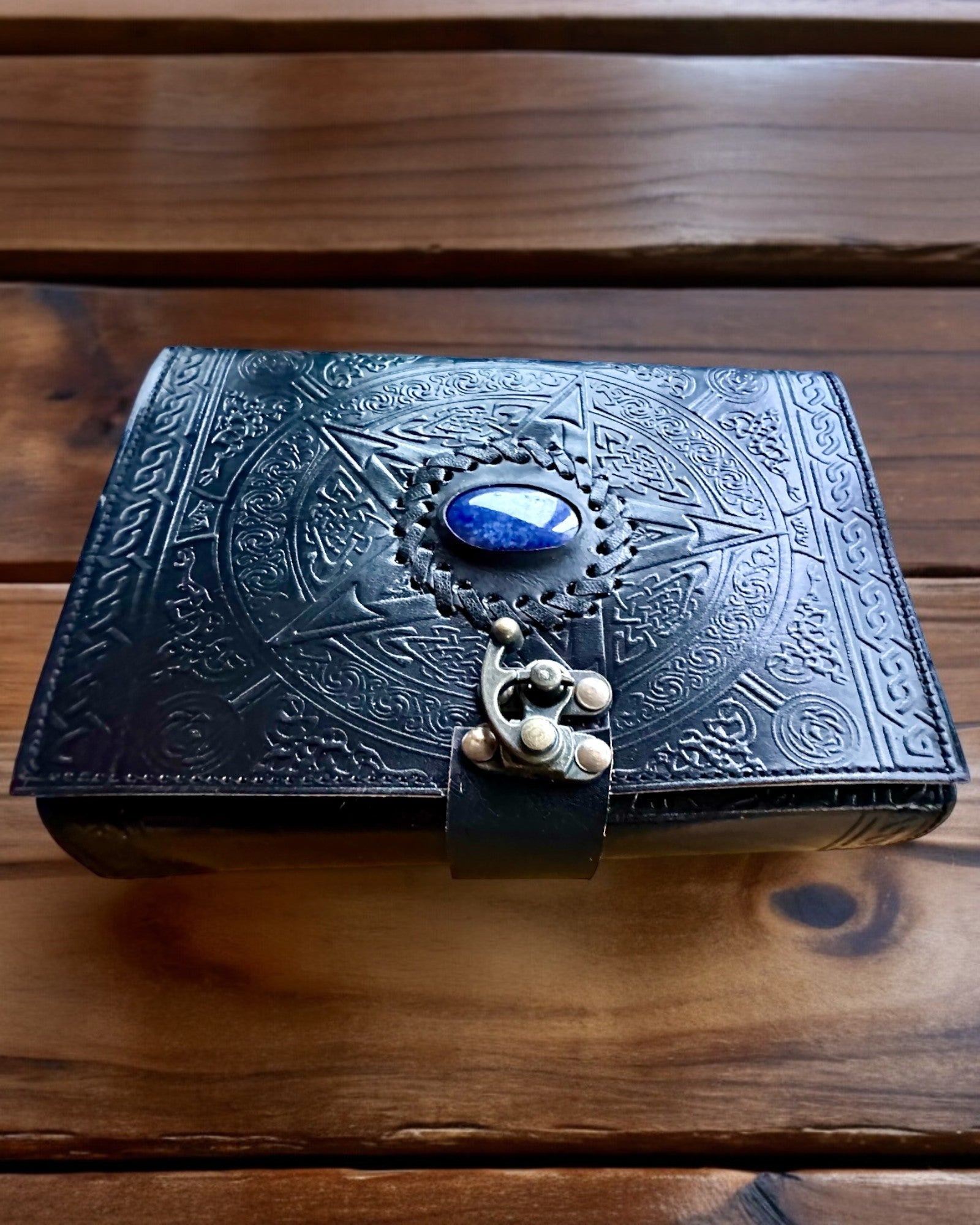 Premium Dagbog, Antik mønster, Lædernotebook "Magisk Krønike" 200 sider, 2 varianter at vælge imellem, personalisering med gravering