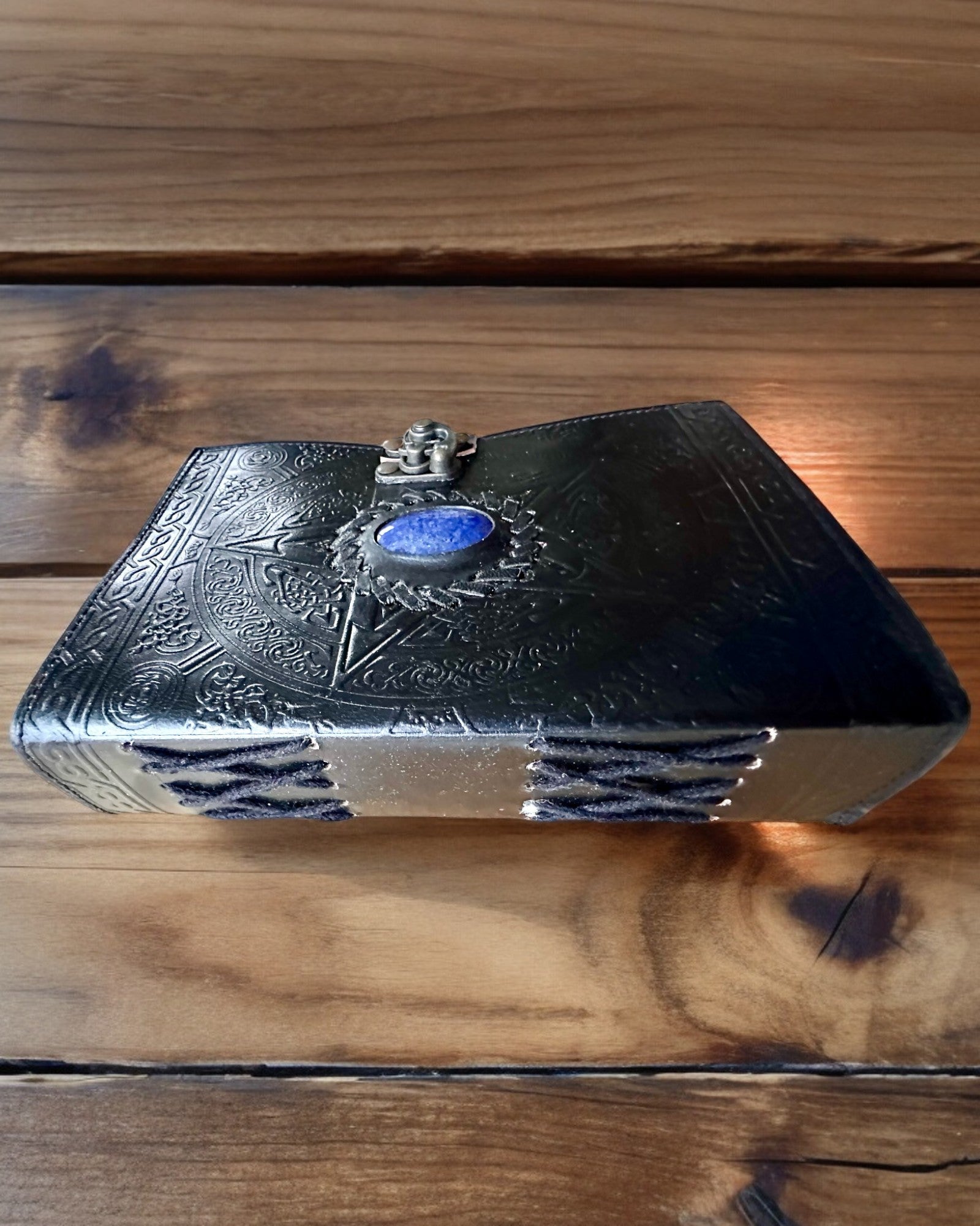 Premium Dagbog, Antik mønster, Lædernotebook "Magisk Krønike" 200 sider, 2 varianter at vælge imellem, personalisering med gravering