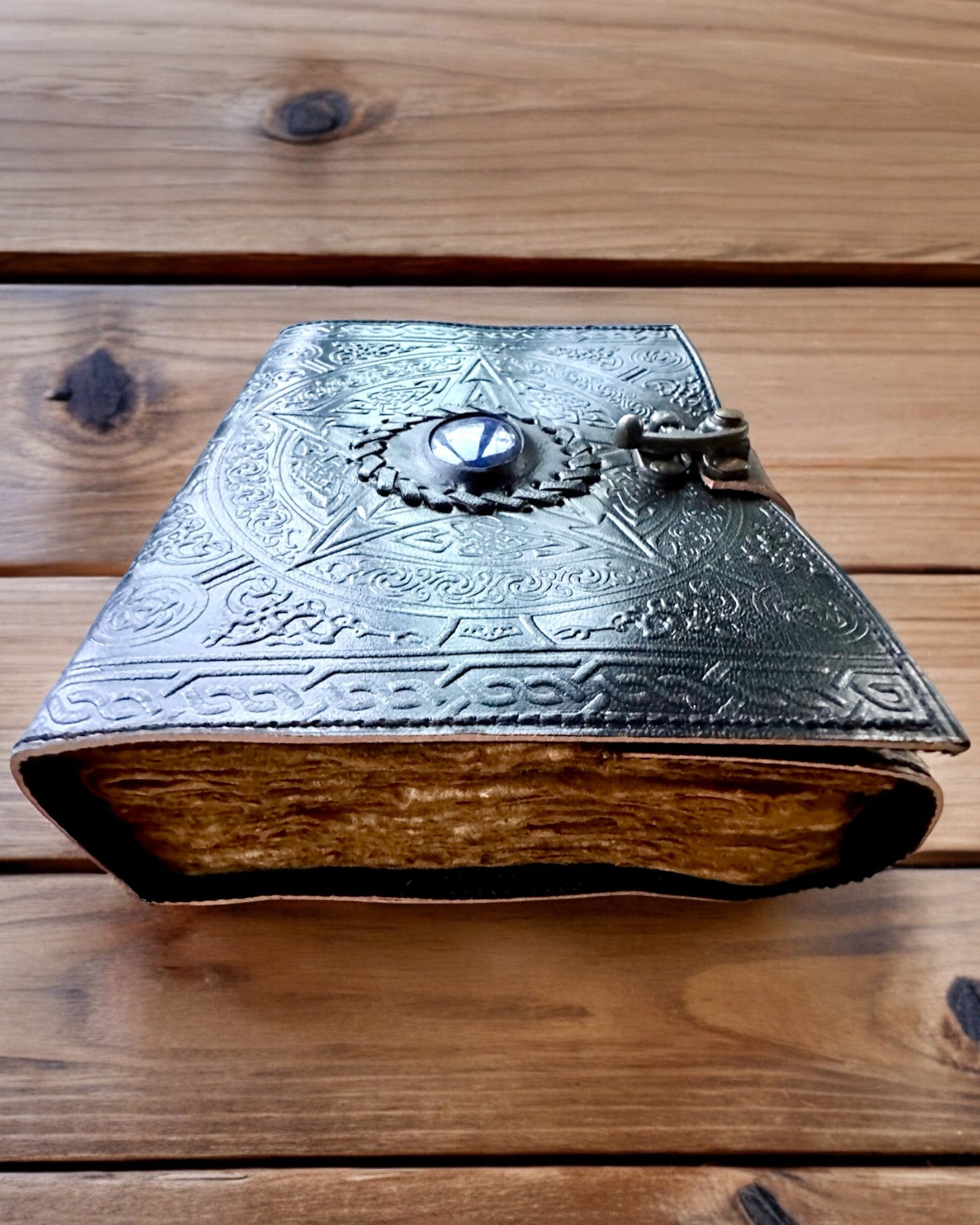 Premium Dagbog, Antik mønster, Lædernotebook "Magisk Krønike" 200 sider, 2 varianter at vælge imellem, personalisering med gravering