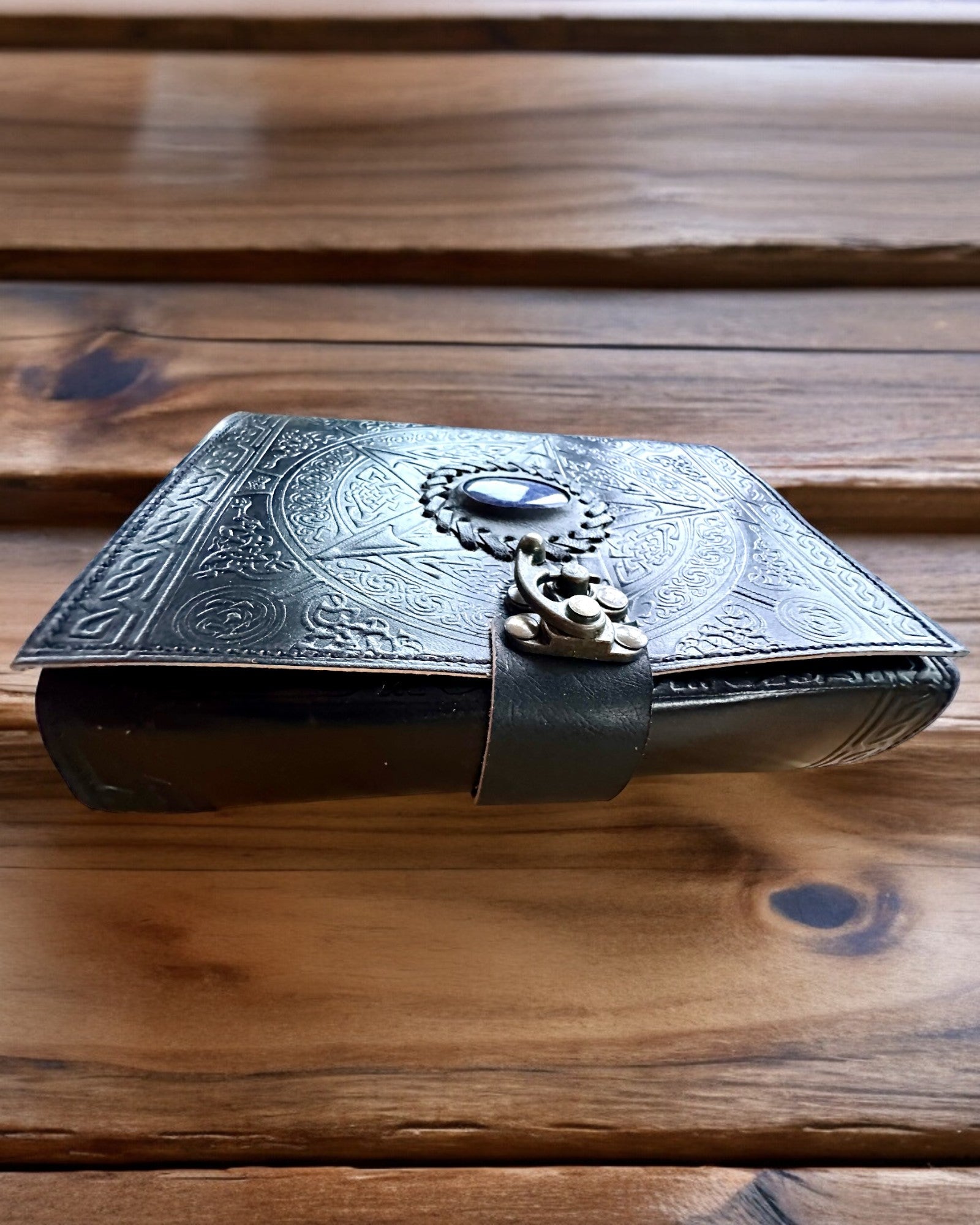 Premium Dagbog, Antik mønster, Lædernotebook "Magisk Krønike" 200 sider, 2 varianter at vælge imellem, personalisering med gravering