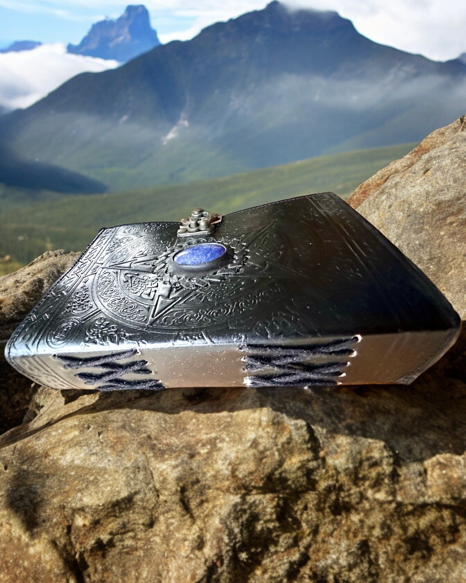 Premium Dagbog, Antik mønster, Lædernotebook "Magisk Krønike" 200 sider, 2 varianter at vælge imellem, personalisering med gravering