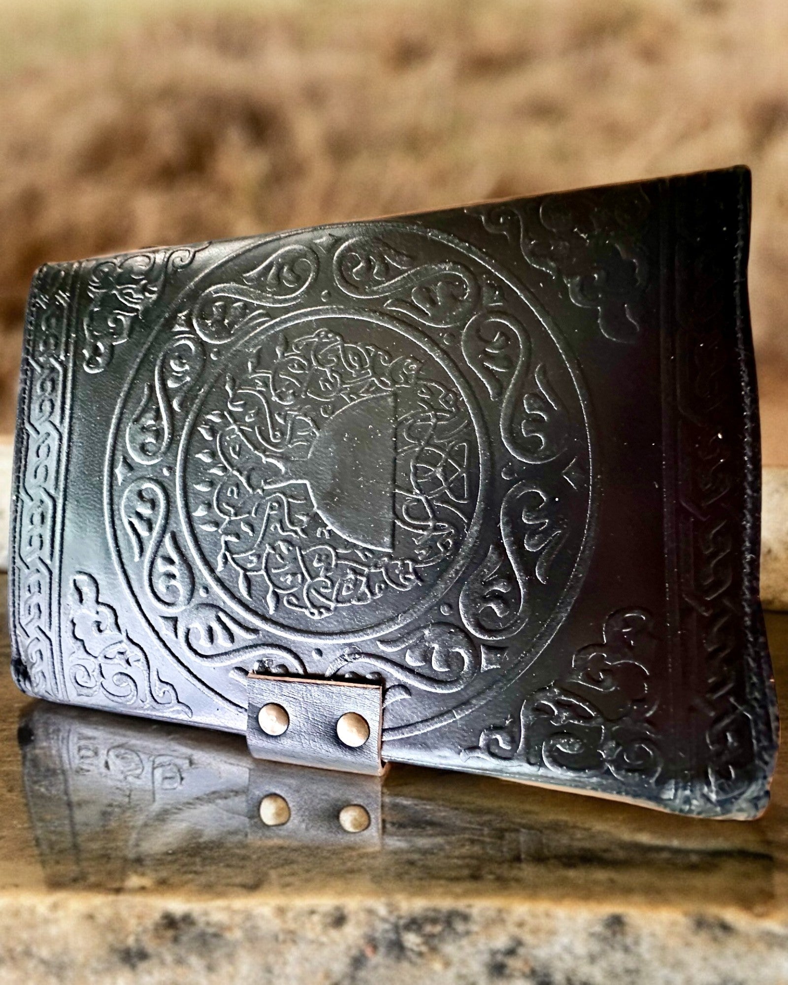 Premium Dagbog, Antik mønster, Lædernotebook "Magisk Krønike" 200 sider, 2 varianter at vælge imellem, personalisering med gravering