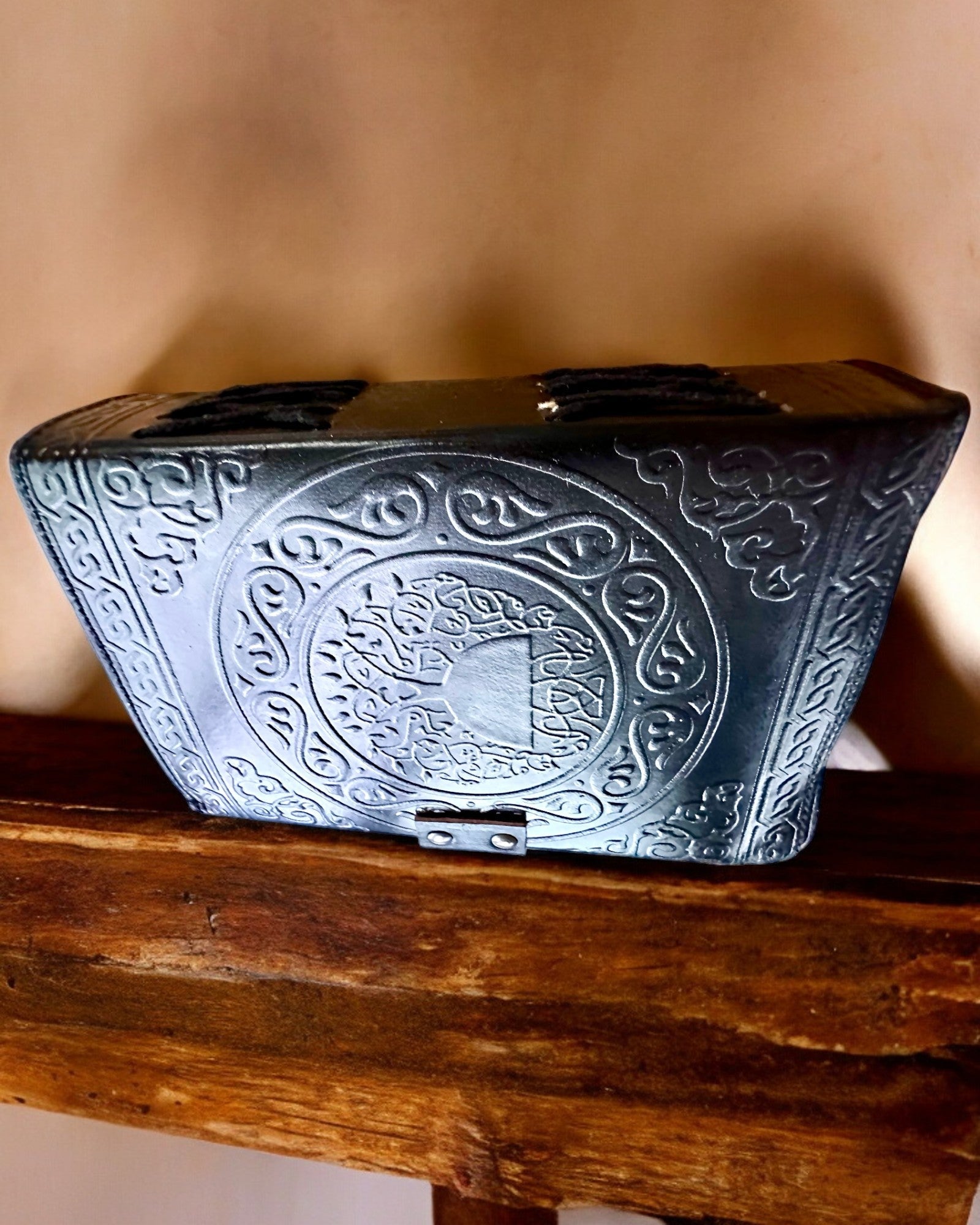 Premium Dagbog, Antik mønster, Lædernotebook "Magisk Krønike" 200 sider, 2 varianter at vælge imellem, personalisering med gravering