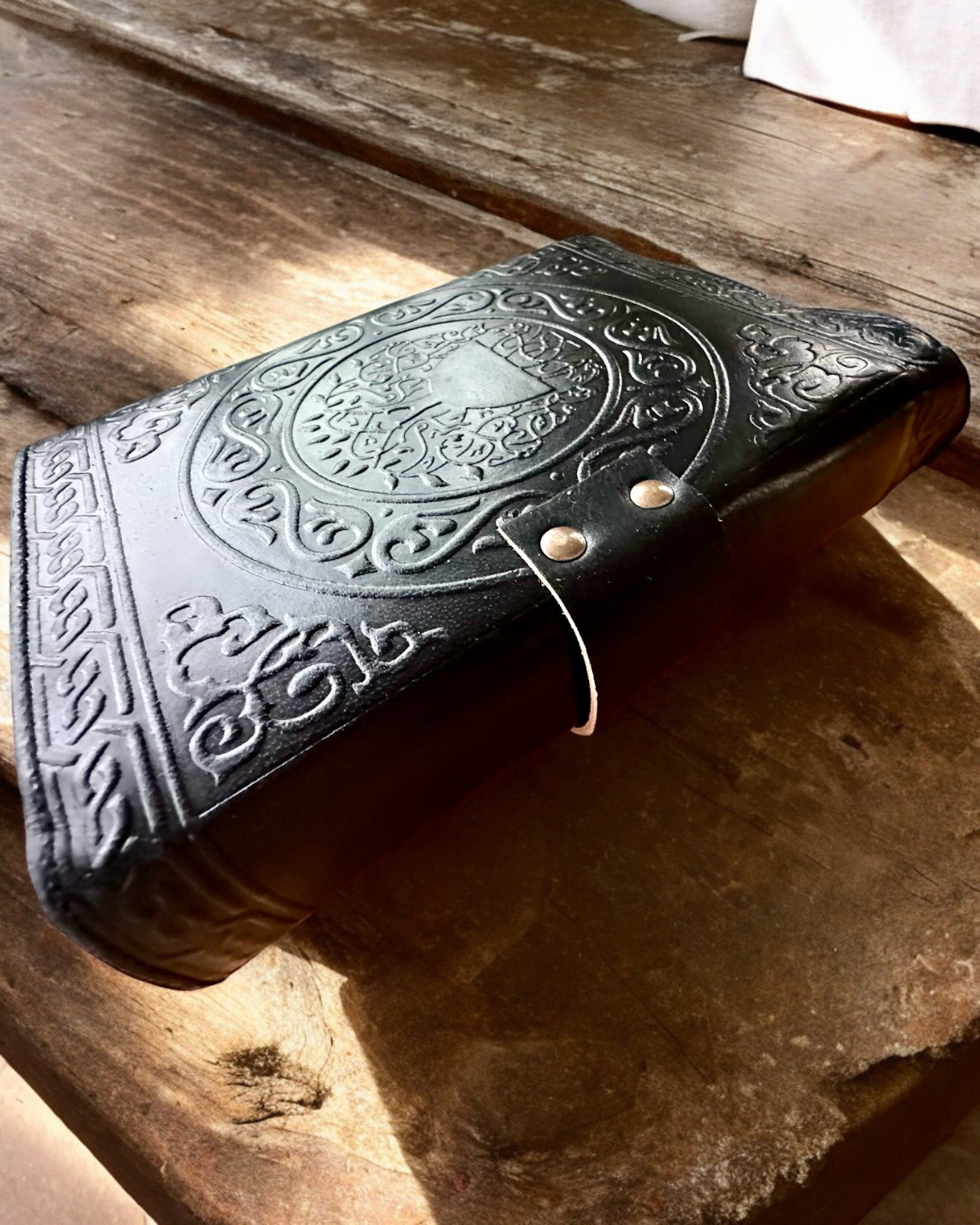 Premium Dagbog, Antik mønster, Lædernotebook "Magisk Krønike" 200 sider, 2 varianter at vælge imellem, personalisering med gravering