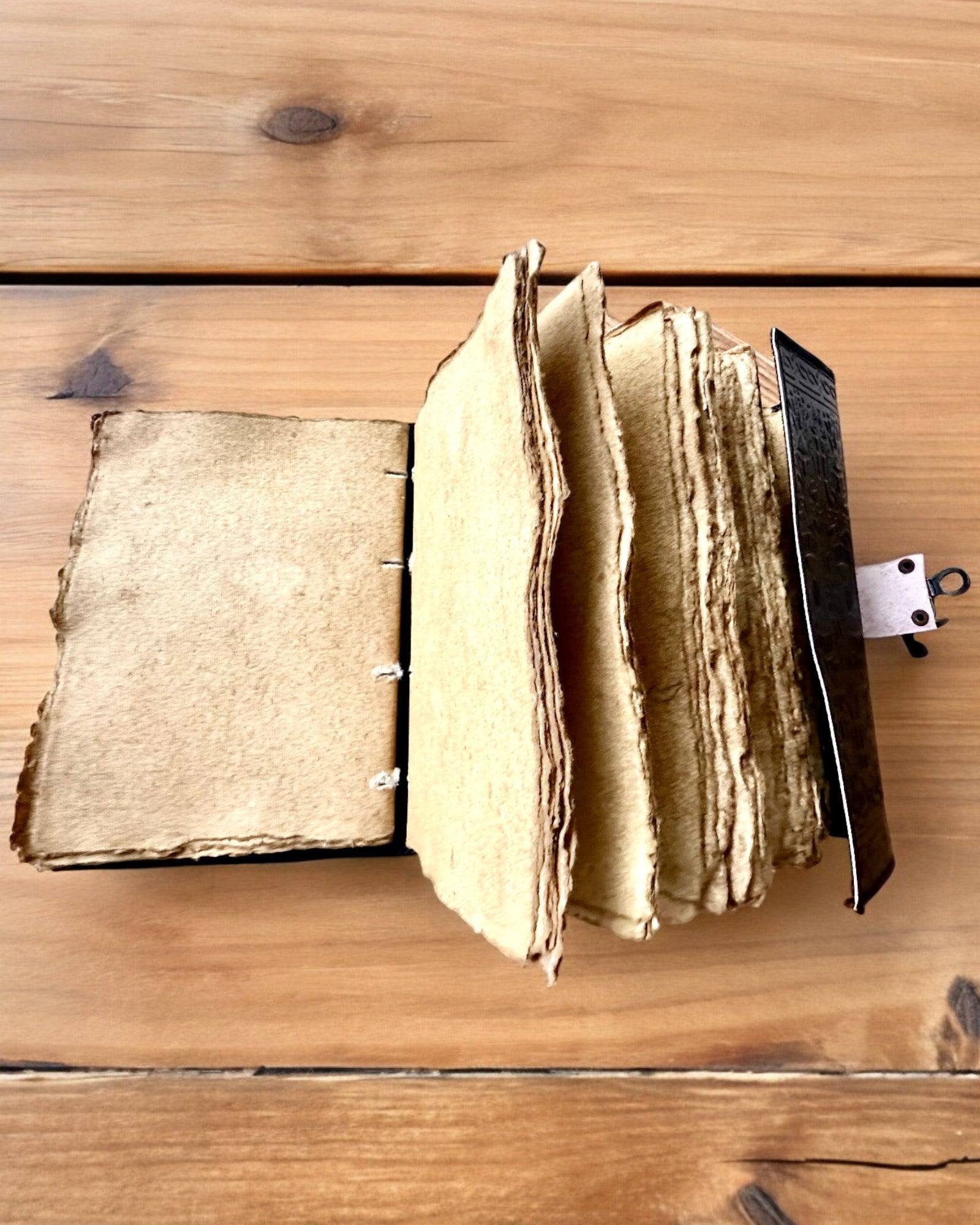 Premium Dagbog, Antik mønster, Lædernotebook "Magisk Krønike" 200 sider, 2 varianter at vælge imellem, personalisering med gravering