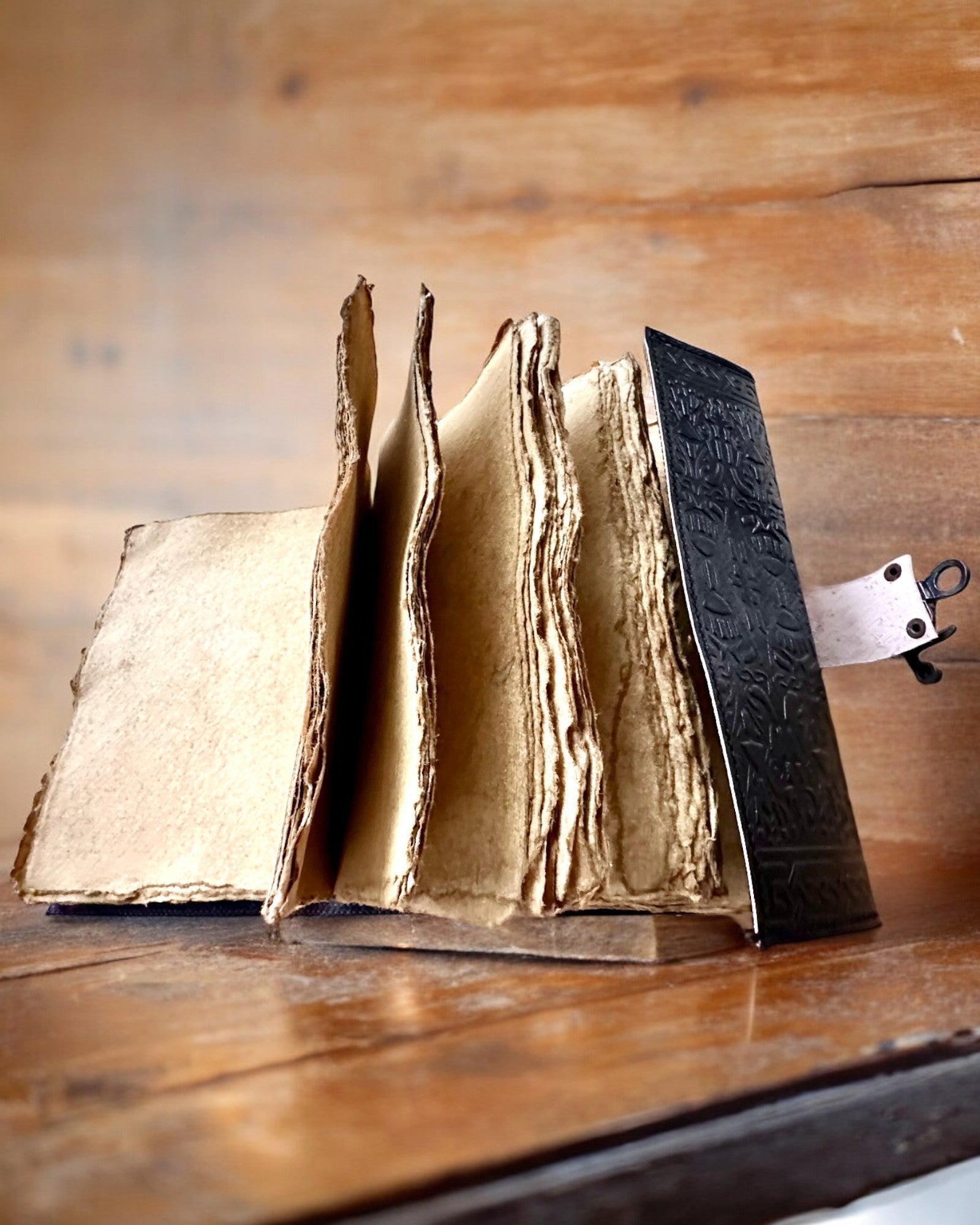 Premium Dagbog, Antik mønster, Lædernotebook "Magisk Krønike" 200 sider, 2 varianter at vælge imellem, personalisering med gravering