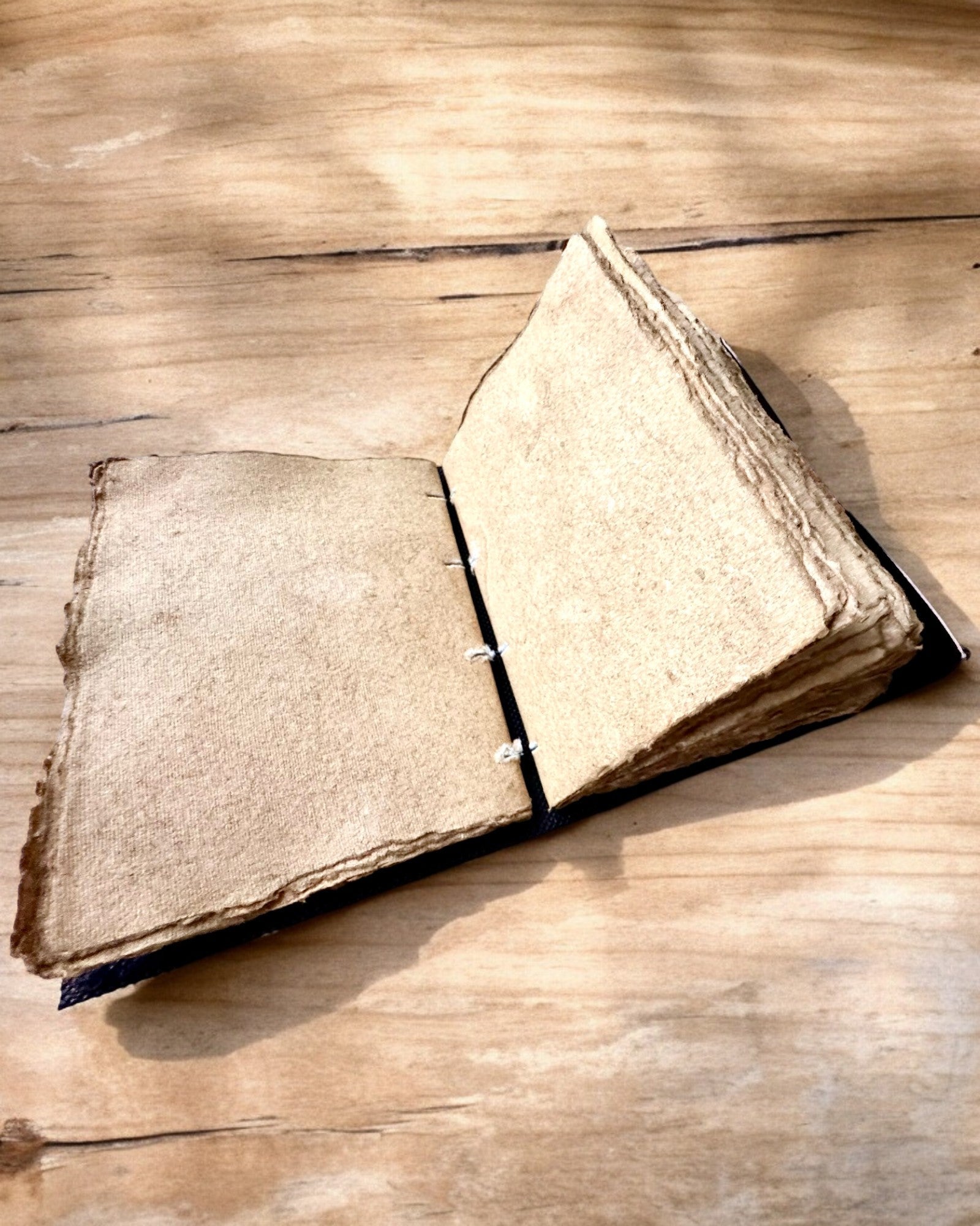 Premium Dagbog, Antik mønster, Lædernotebook "Magisk Krønike" 200 sider, 2 varianter at vælge imellem, personalisering med gravering