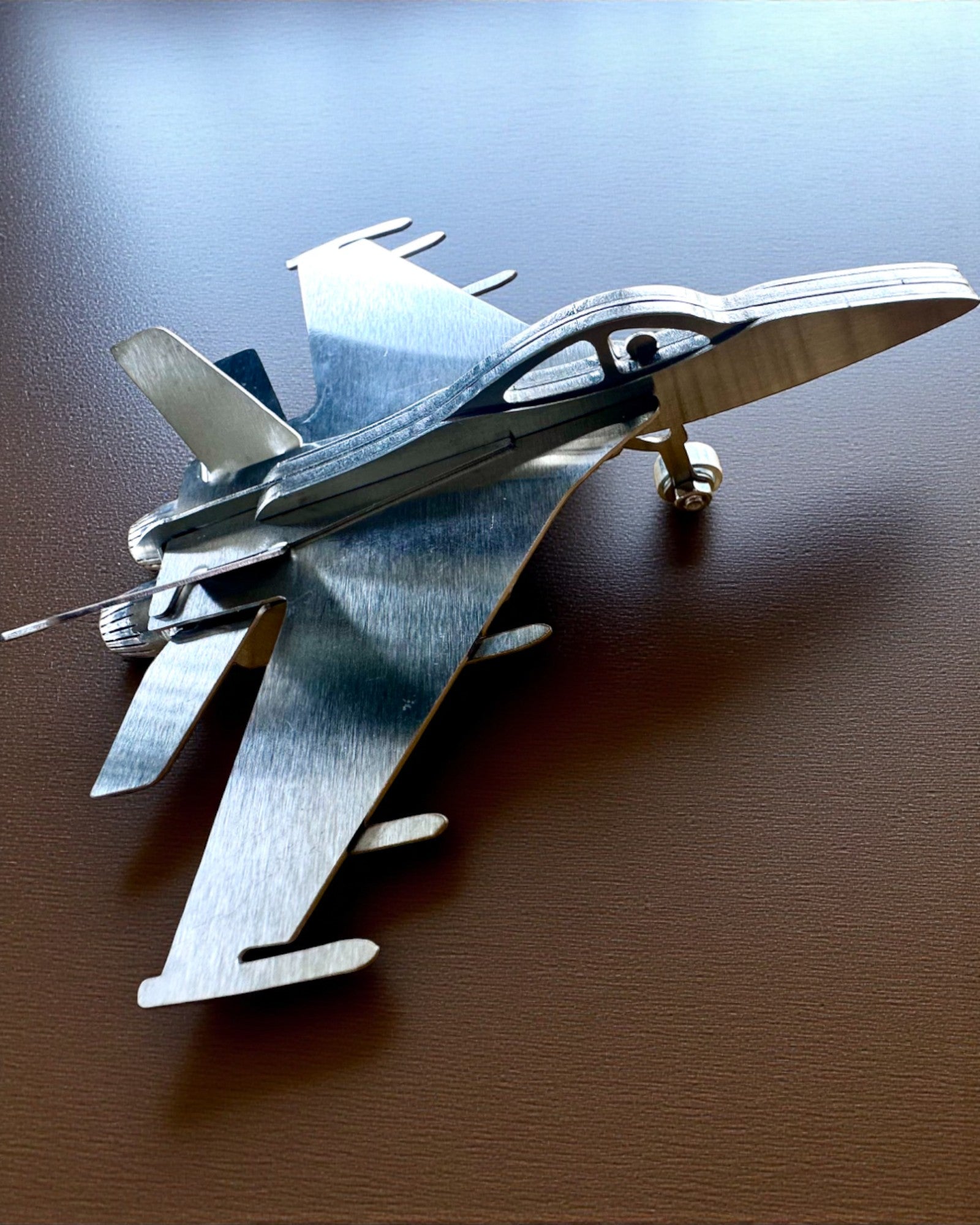 Metalmodel af jagerflyet "SkyRaptor" – rustfrit stål, personlig gravering som gave