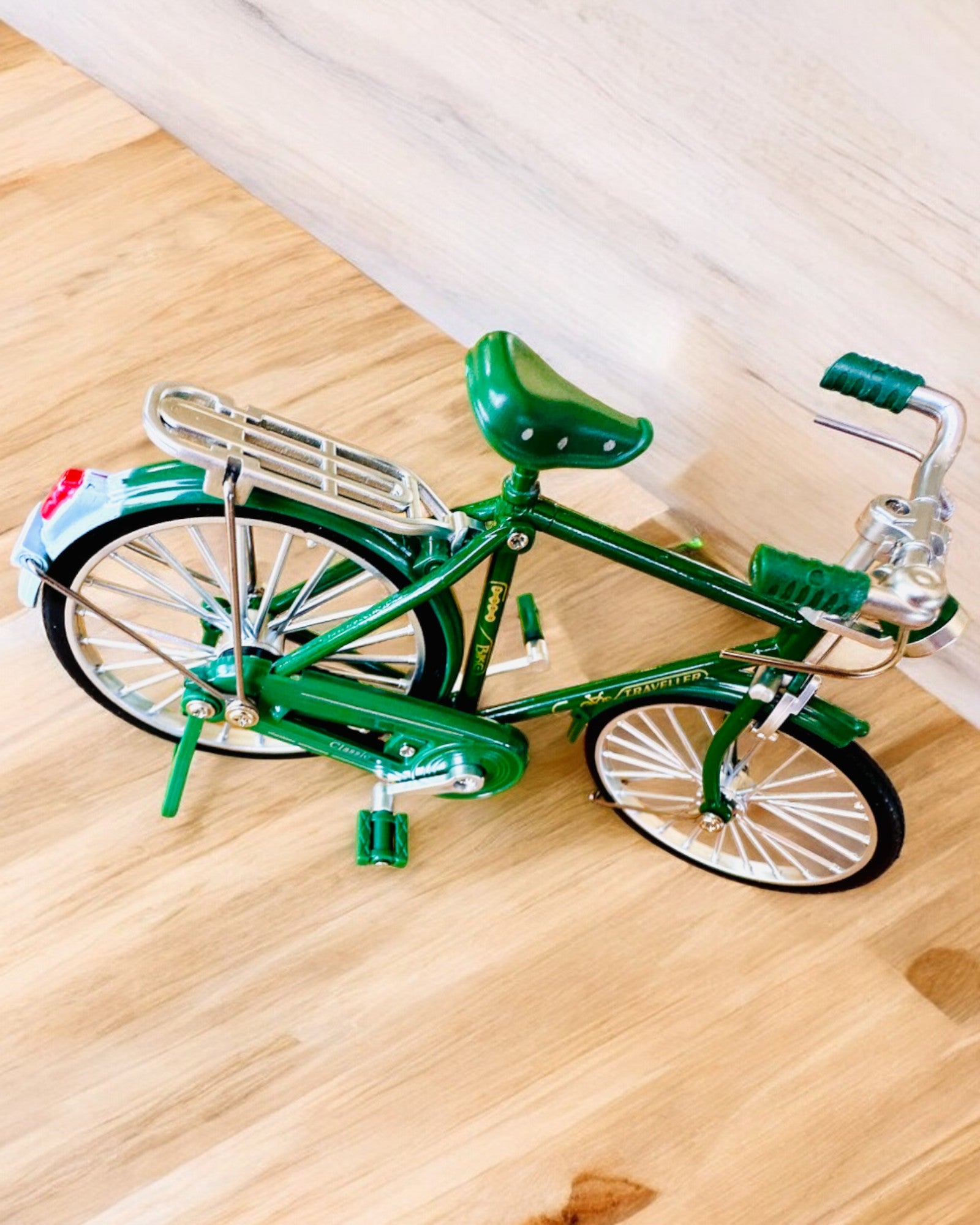 Model af cyklen "Retro Classic" - Miniature med Gravering, ideel som gave