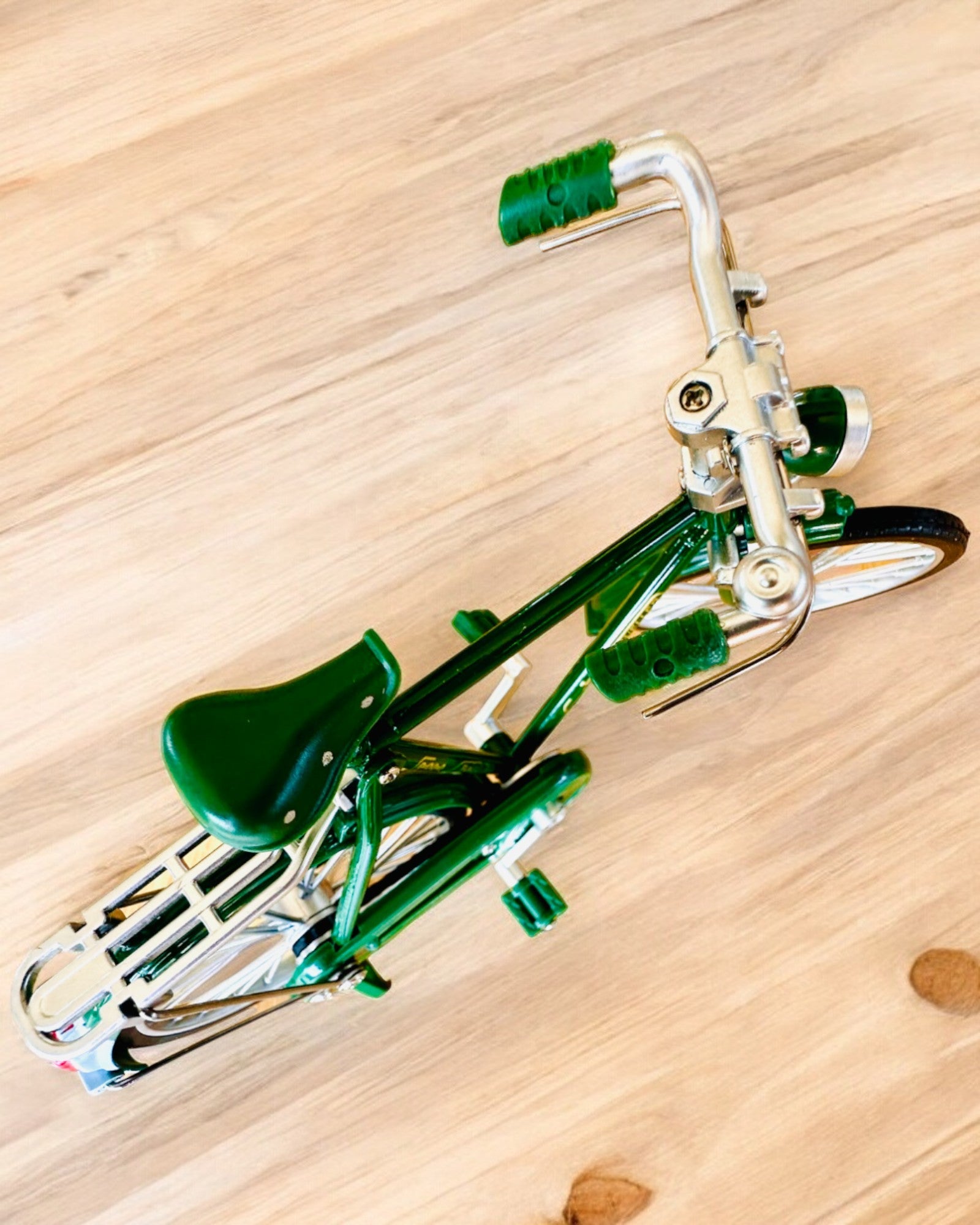 Model af cyklen "Retro Classic" - Miniature med Gravering, ideel som gave