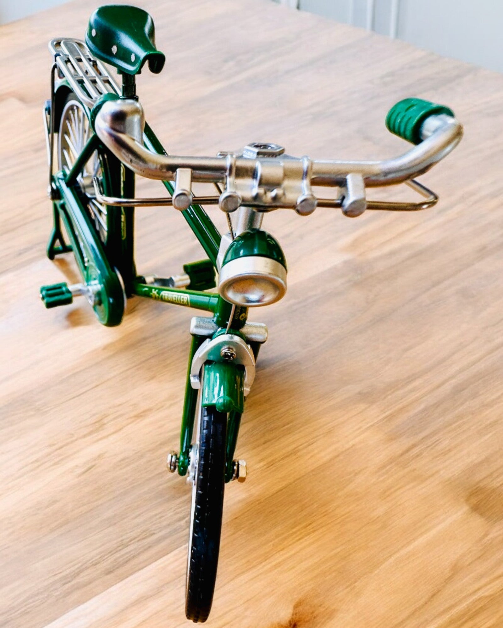 Model af cyklen "Retro Classic" - Miniature med Gravering, ideel som gave