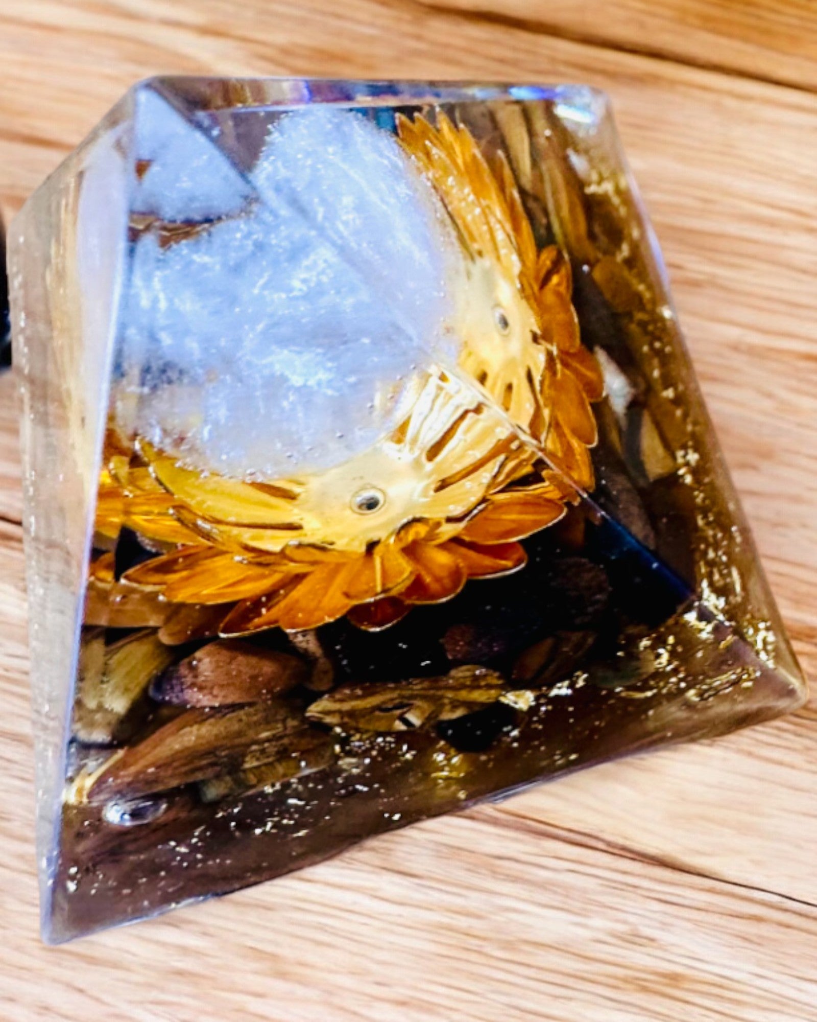 Krystalpyramide for velstand, lykkelig krystalkugle, tigerøje sten, kobberlotus