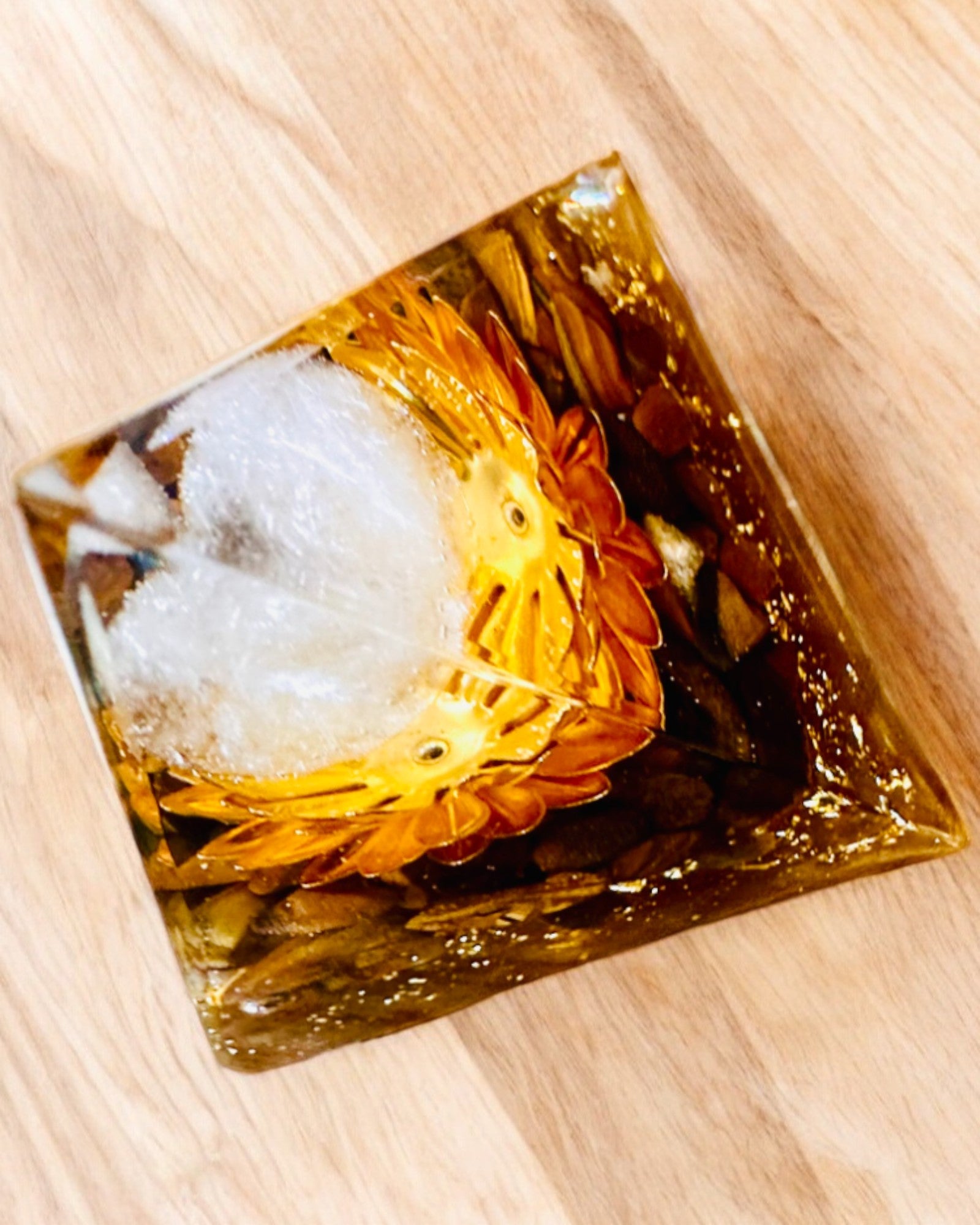 Krystalpyramide for velstand, lykkelig krystalkugle, tigerøje sten, kobberlotus