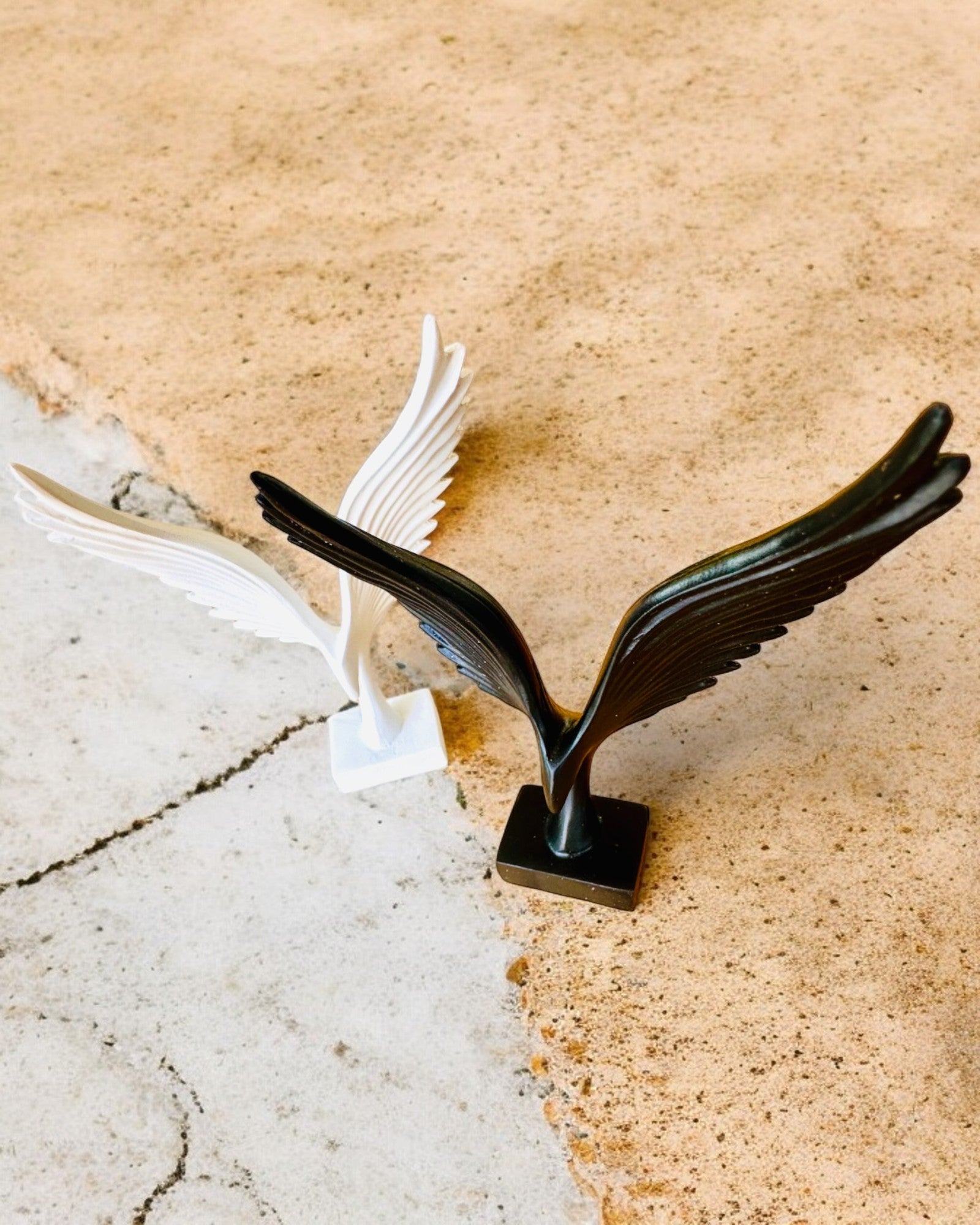 Elegant Englevinge Figur 15 cm høj – "Skræmmende Vogtere", mulighed for personlig gravering som gave, personalisering, 2 farvevarianter