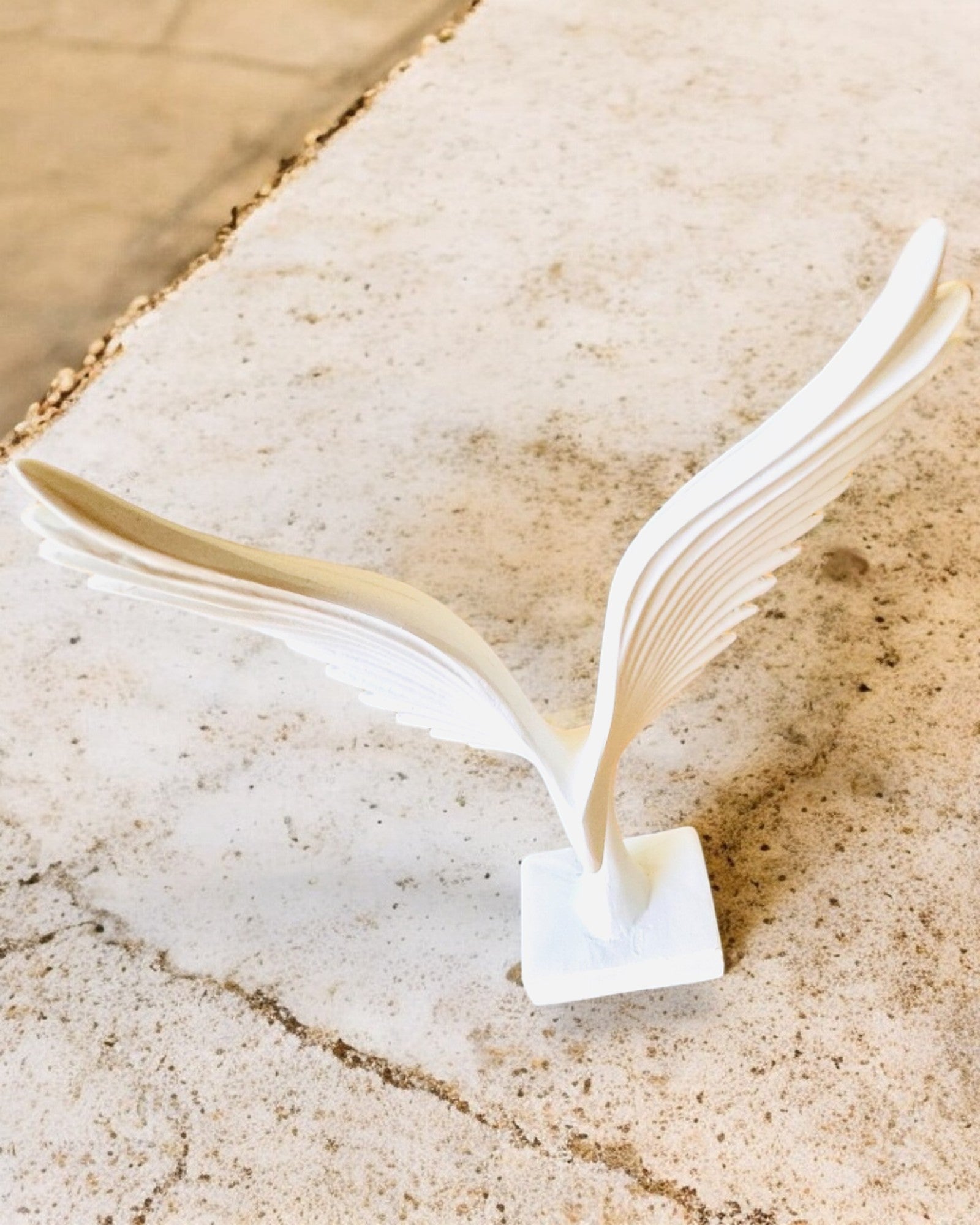 Elegant Englevinge Figur 15 cm høj – "Skræmmende Vogtere", mulighed for personlig gravering som gave, personalisering, 2 farvevarianter