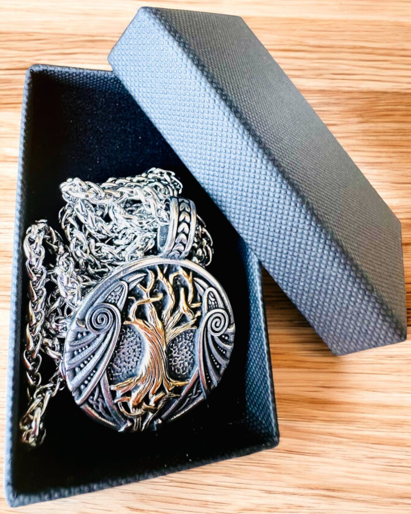 Halskæde "Livets Træ" i rustfrit stål med personalisering, med symbolet Aegishjalmur, (Frygtens Hjelm)