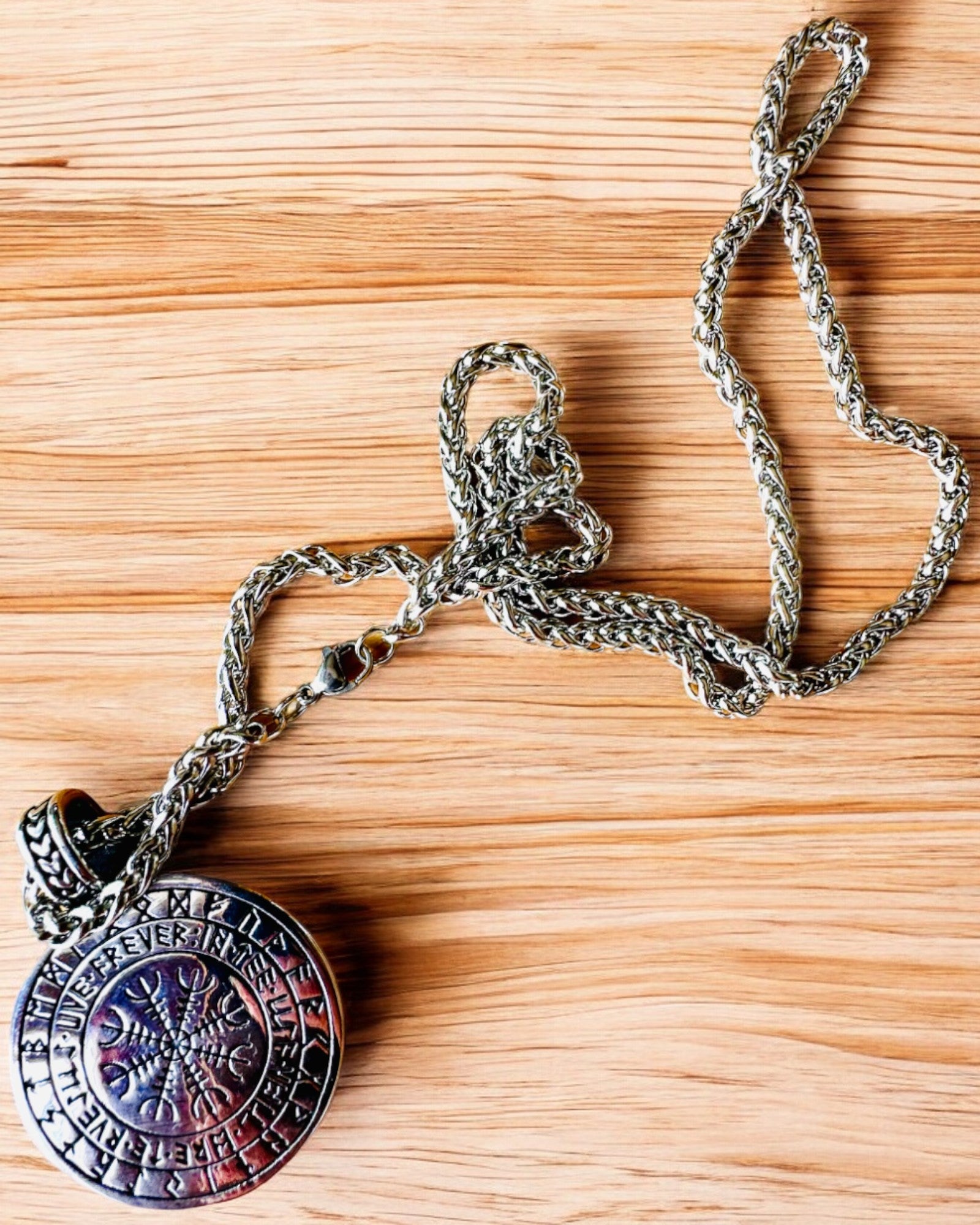 Halskæde "Livets Træ" i rustfrit stål med personalisering, med symbolet Aegishjalmur, (Frygtens Hjelm)