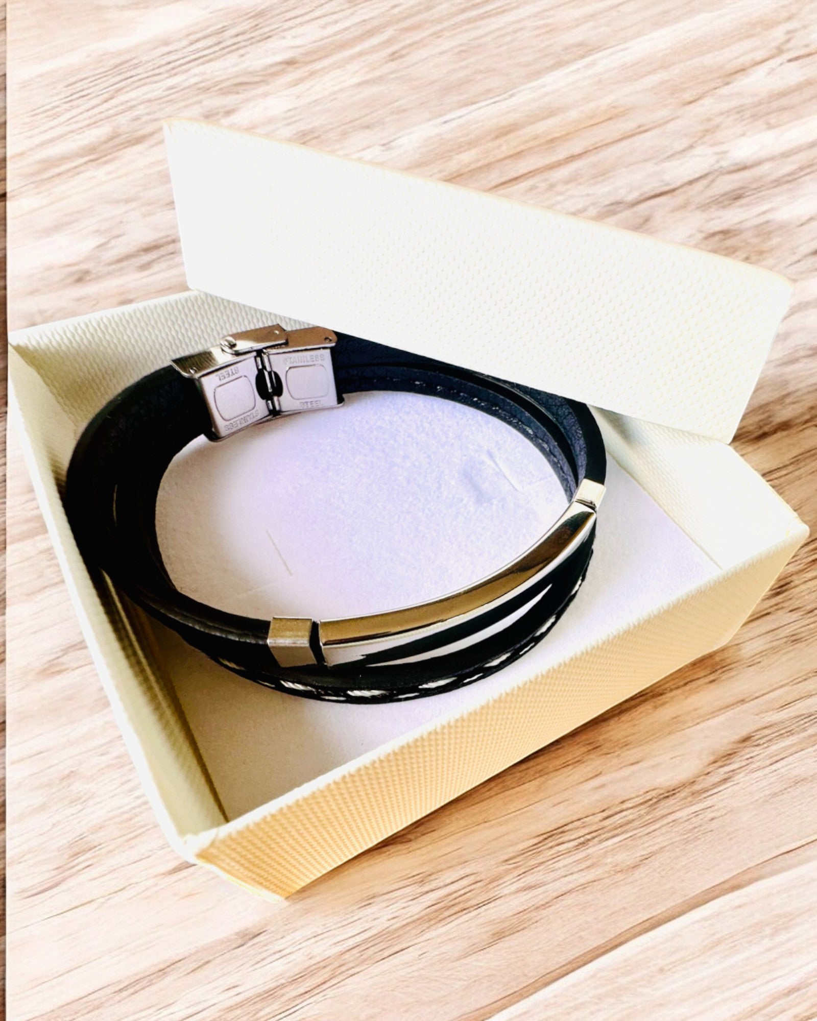 Sportsarmbånd i PU-læder og rustfrit stål med mulighed for gravering – 3 farver