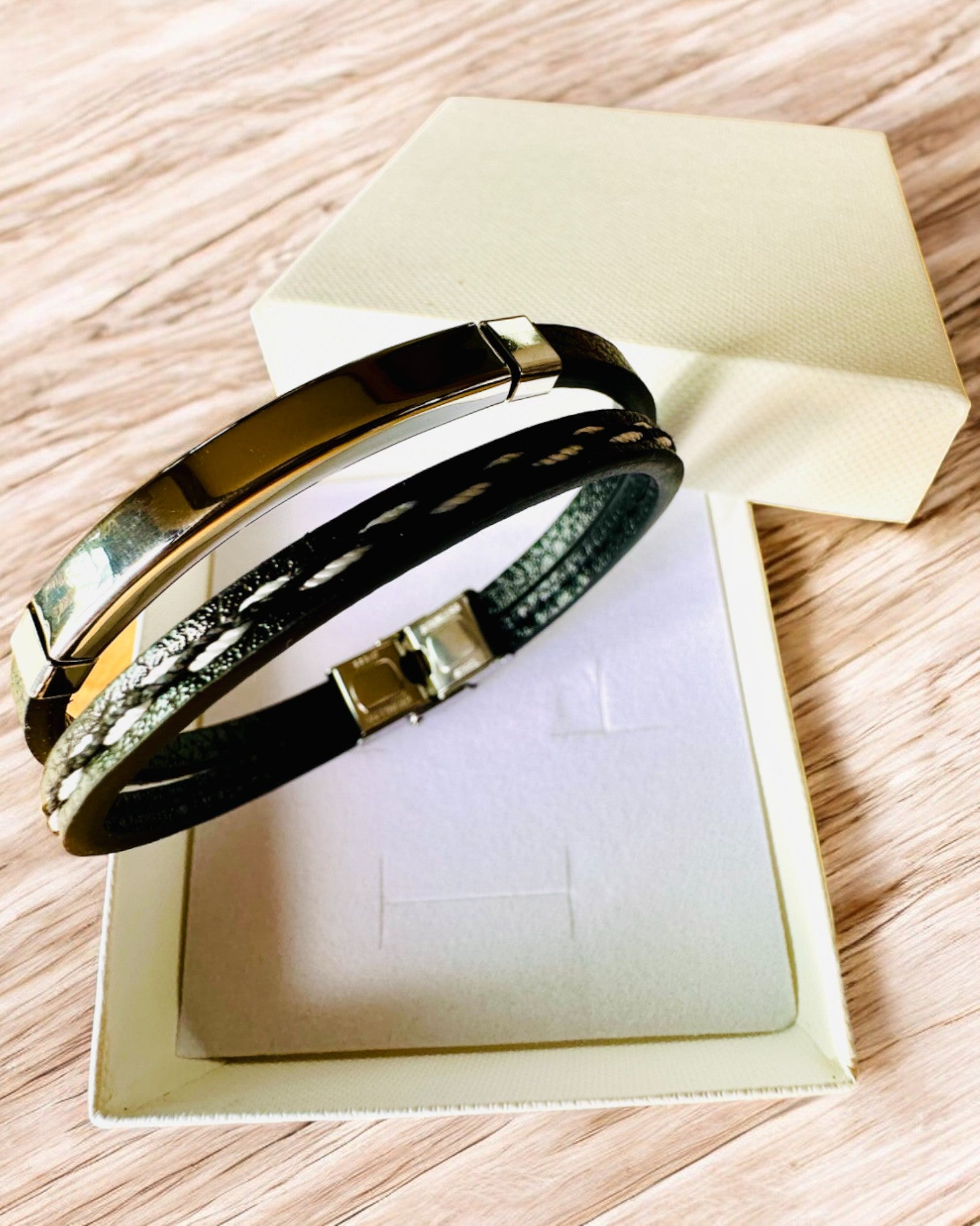 Sportsarmbånd i PU-læder og rustfrit stål med mulighed for gravering – 3 farver