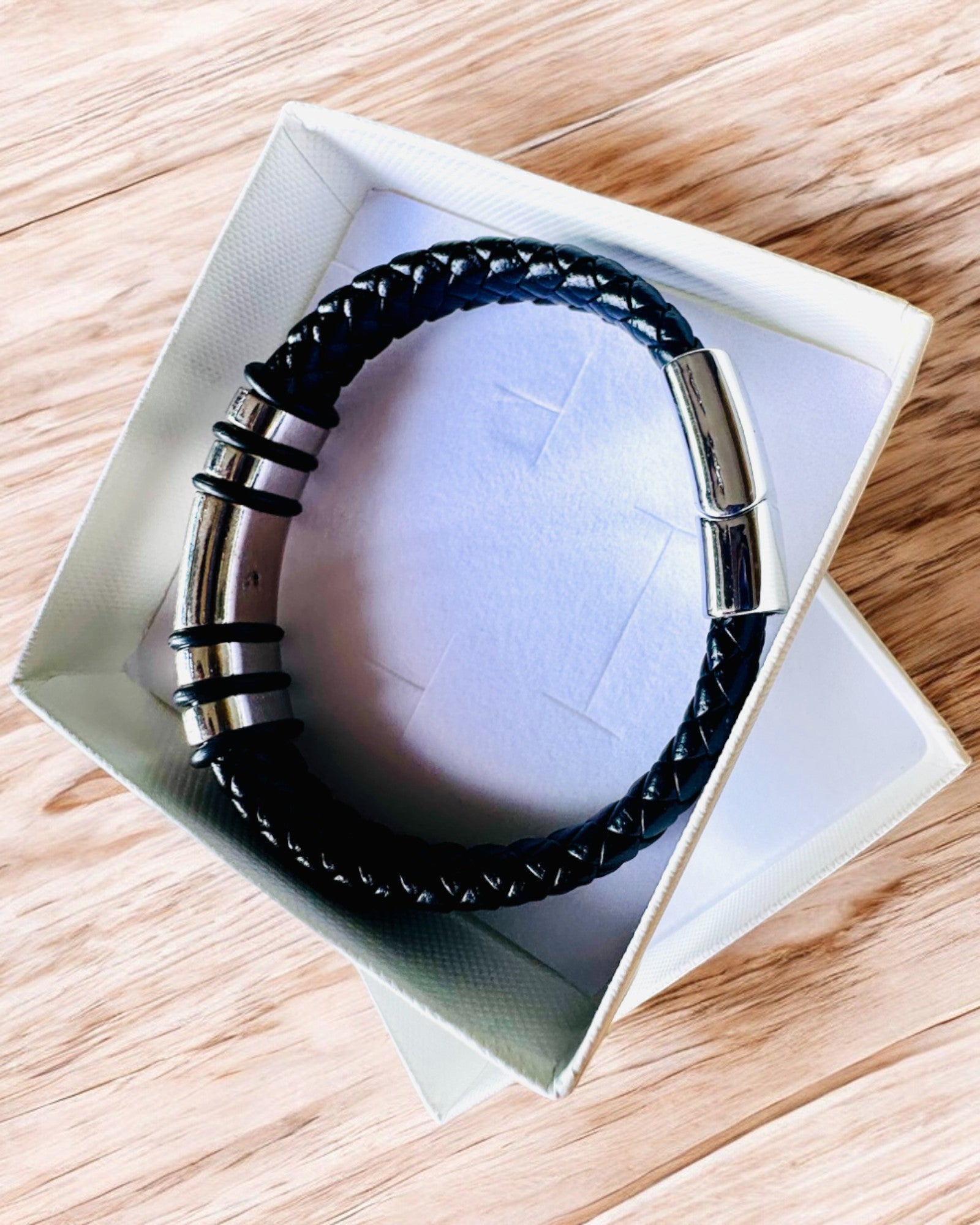 Moderne Hip Hop Armbånd til Mænd med Personlig Gravering og Magnetisk Lukning – Vælg Stil med Sølv- eller Gulddetaljer, 22cm PU Læder