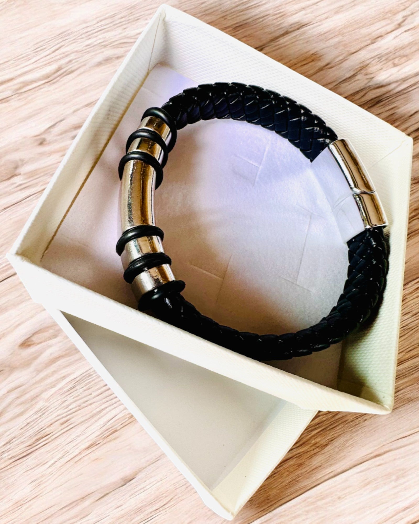 Moderne Hip Hop Armbånd til Mænd med Personlig Gravering og Magnetisk Lukning – Vælg Stil med Sølv- eller Gulddetaljer, 22cm PU Læder