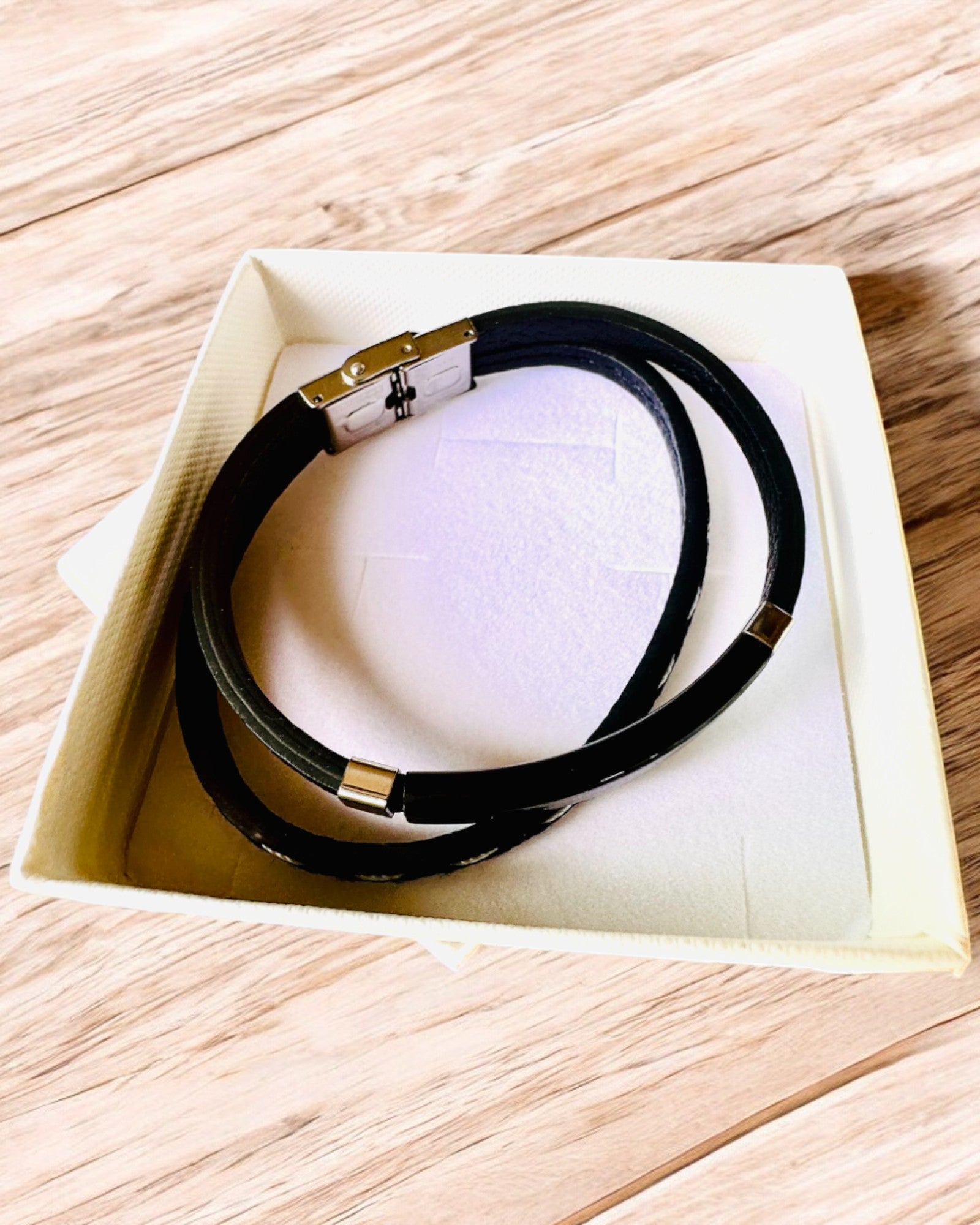 Sportsarmbånd i PU-læder og rustfrit stål med mulighed for gravering – 3 farver