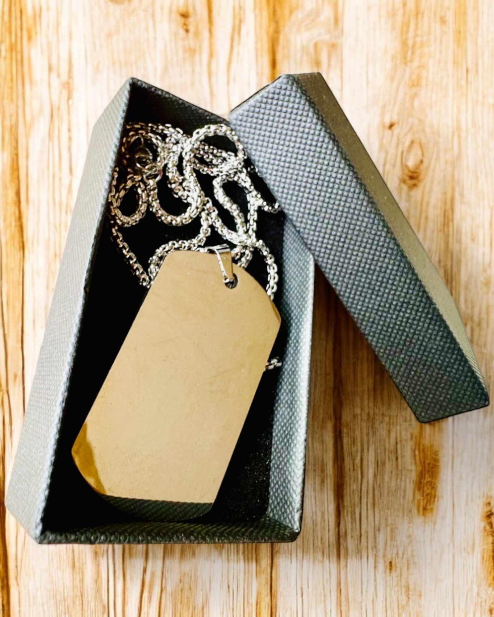 Halskæde med Dog Tag "Tre Nuancer af Stil" - ID-brik - Elegant Vedhæng i Rustfrit Stål med Mulighed for Gravering