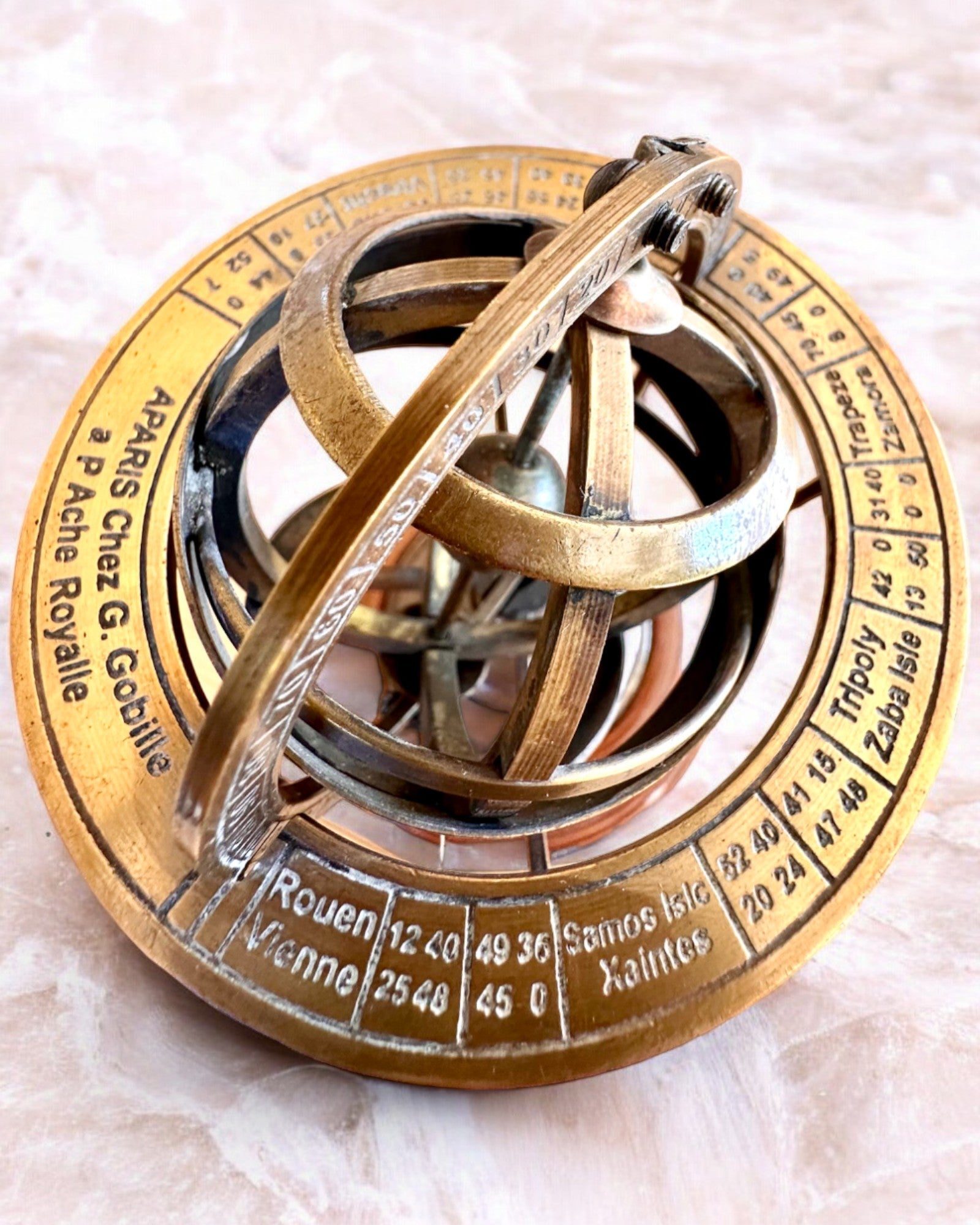 Messingarmilla "AstroGlobe" 13 cm høj, Håndlavet med Mulighed for Gravering, dekoration til kontoret