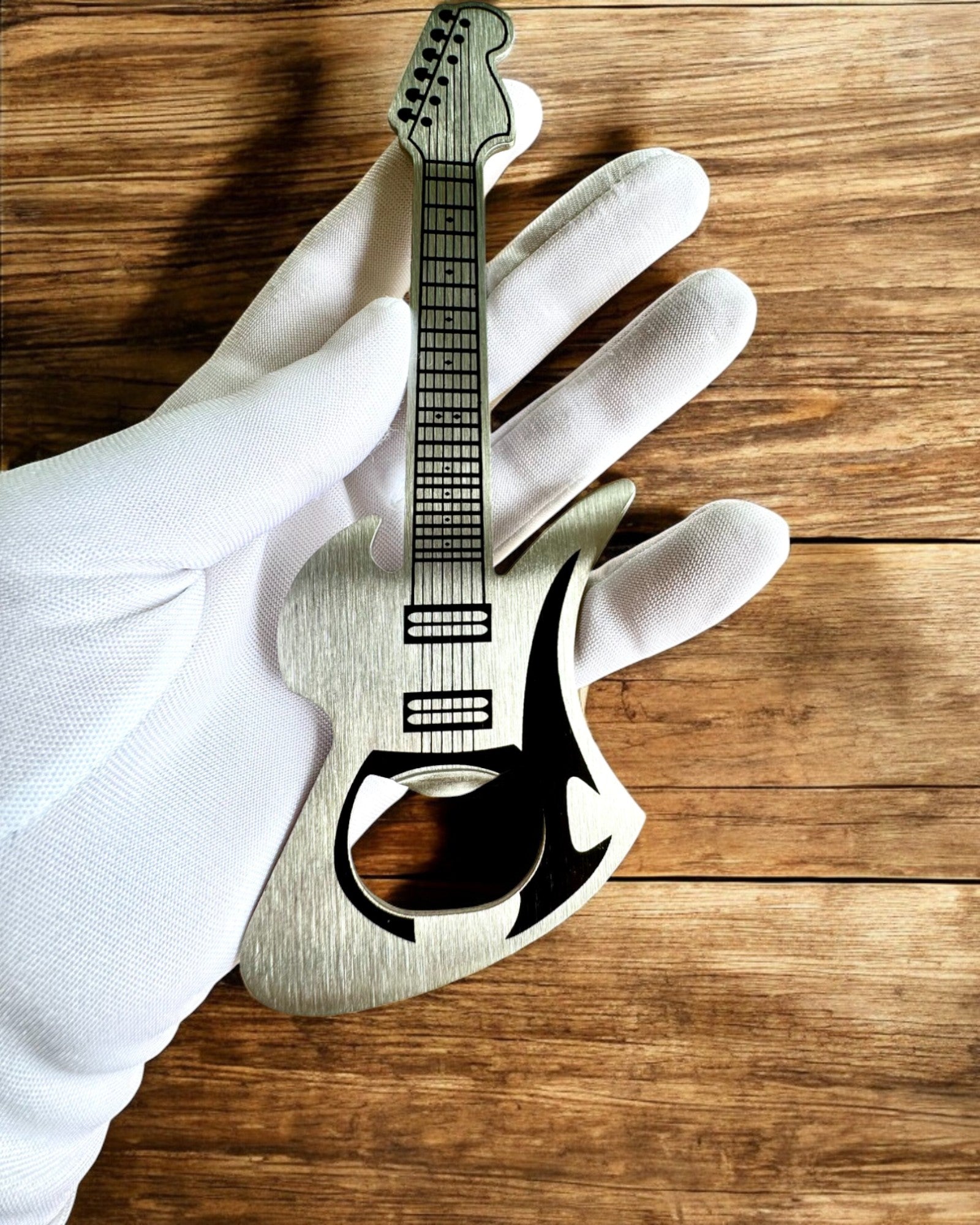 Flaskeåbner Guitar Rock'n'Open, 2 varianter, personliggørelse med gravering som gave